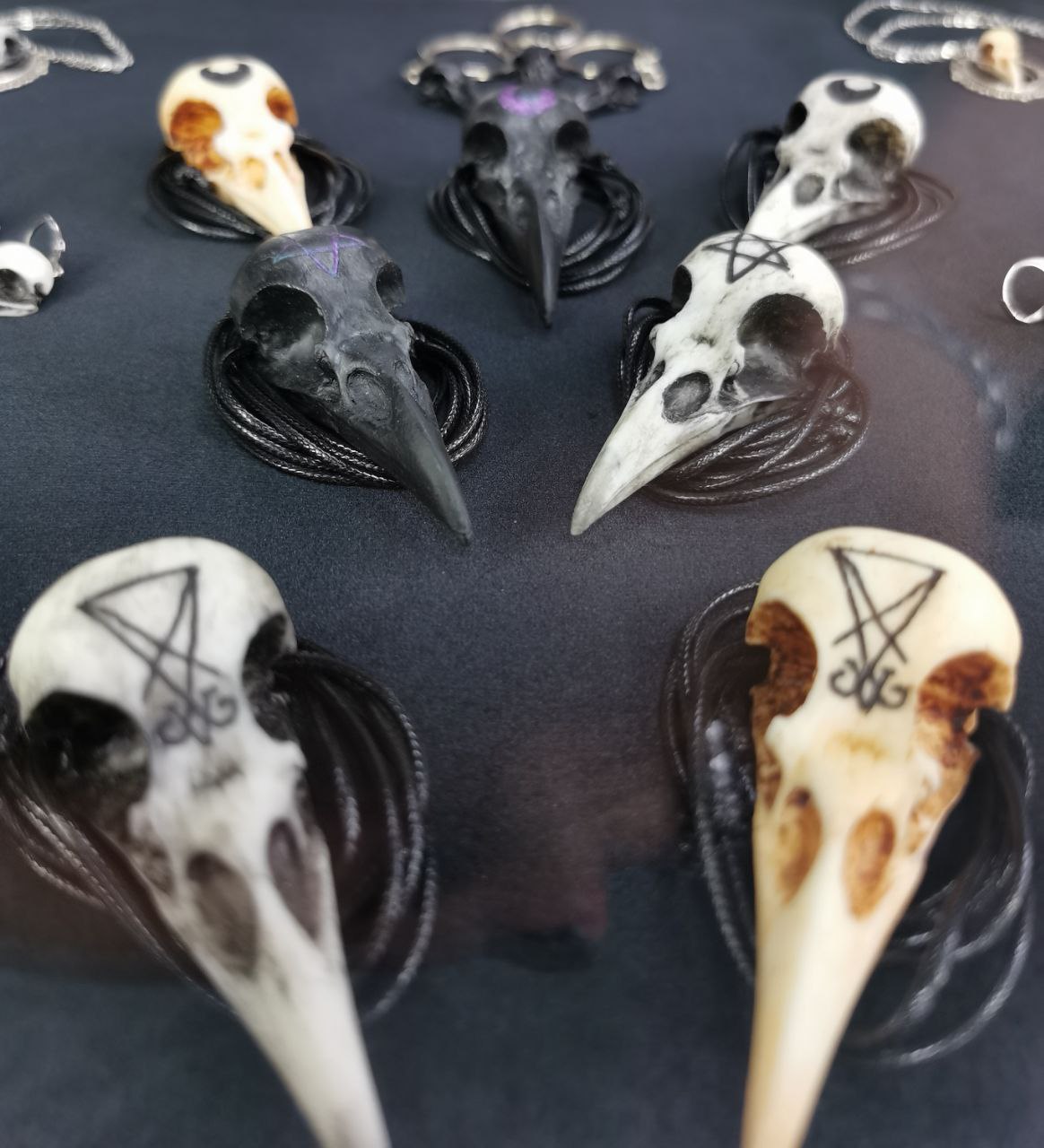 Mystery Creation Kette Rabenschädel medium weiß mit Mond – Bild 2