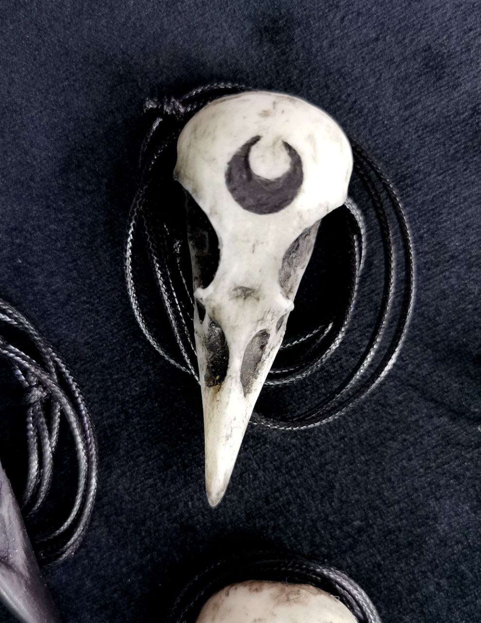 Mystery Creation Kette Rabenschädel medium weiß mit Mond