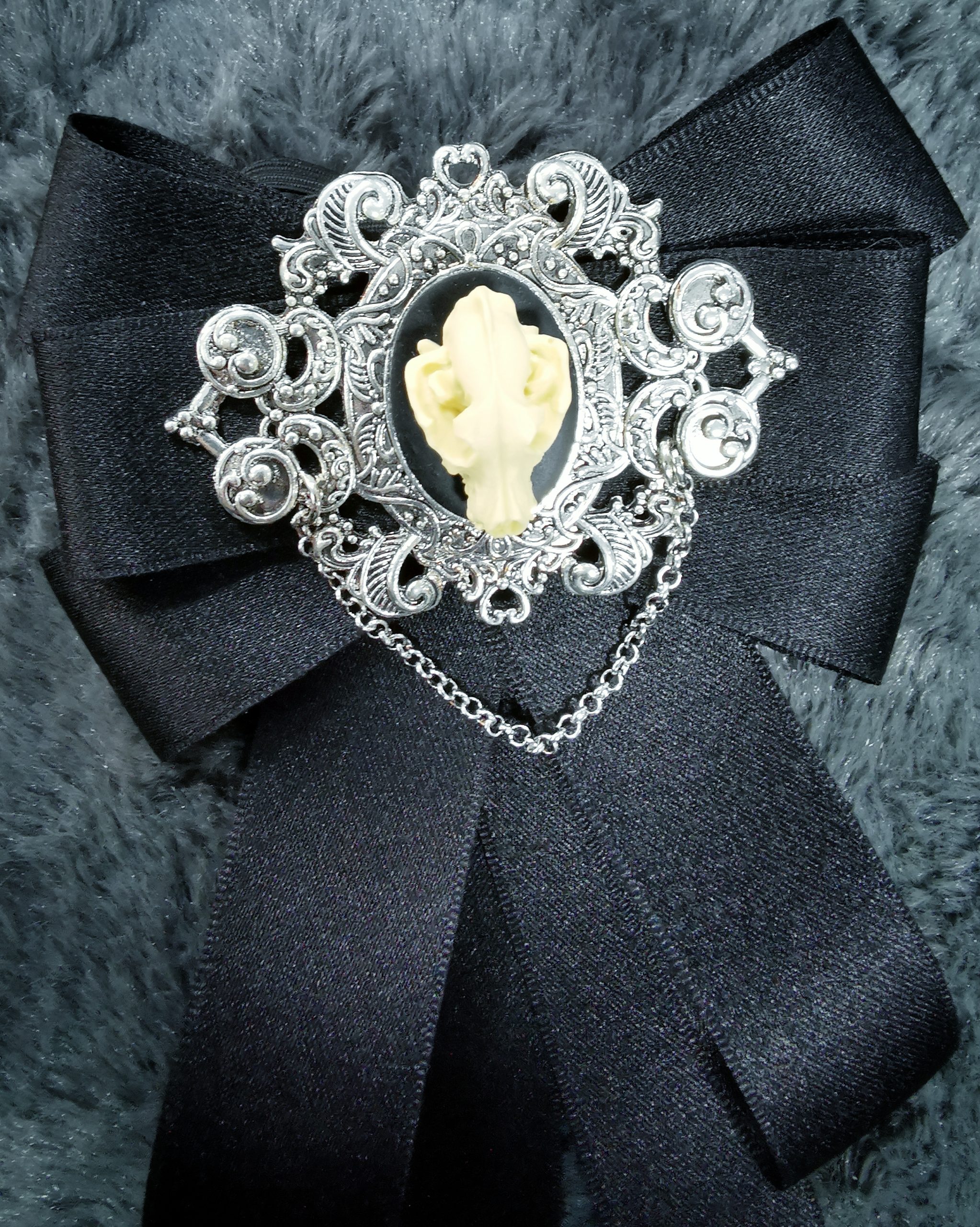 Seraphin Collier Wolf Bow - Image 4