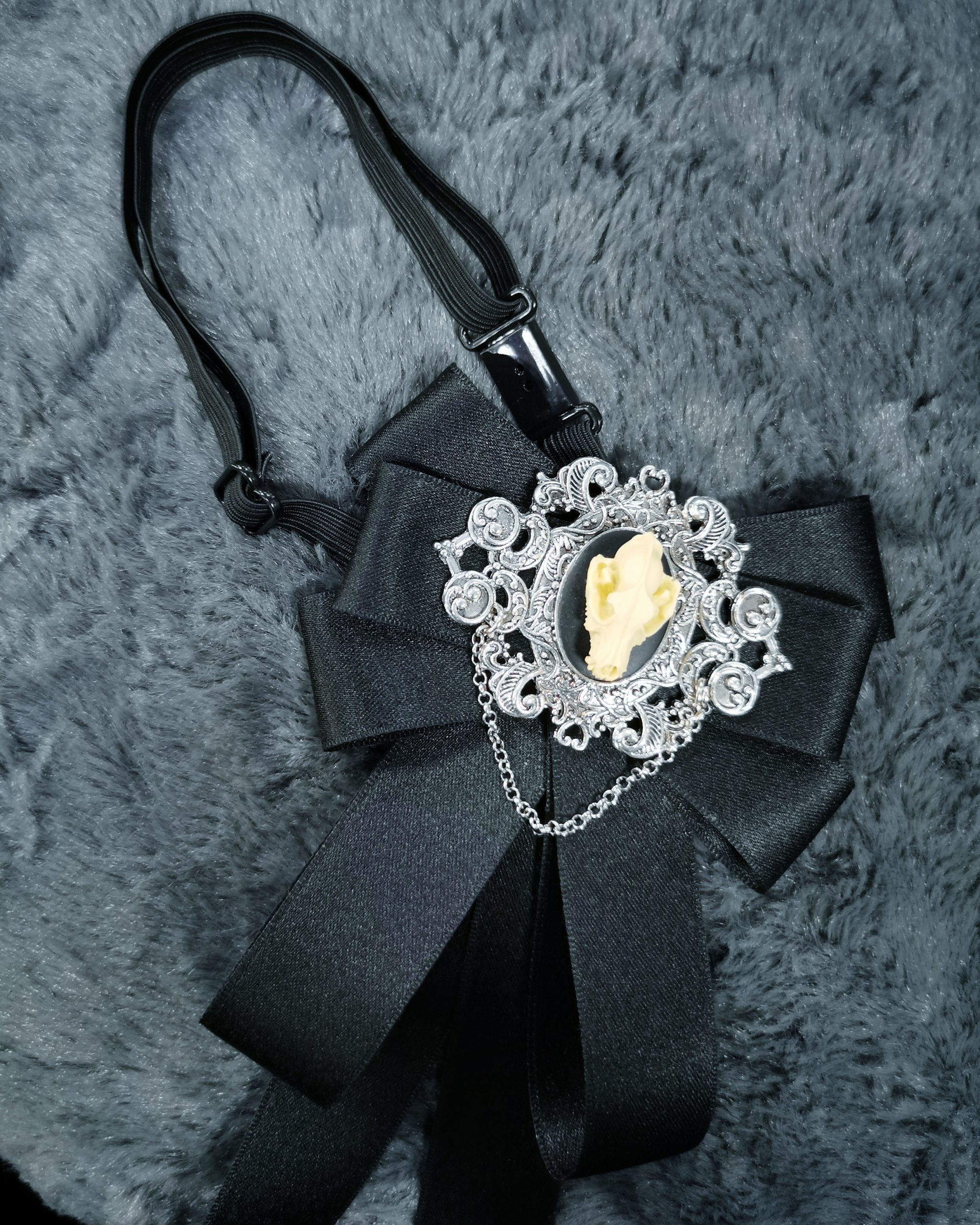 Seraphin Collier Wolf Bow - Image 2