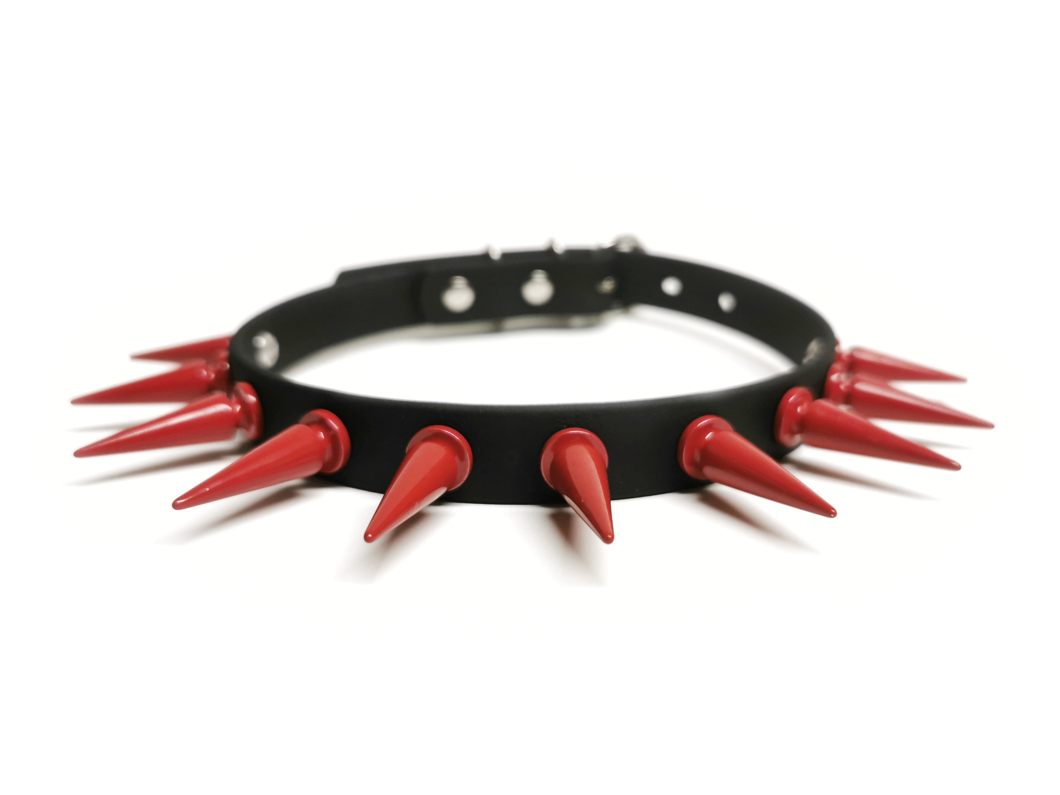 Sacred Sins Choker mit roten Nieten