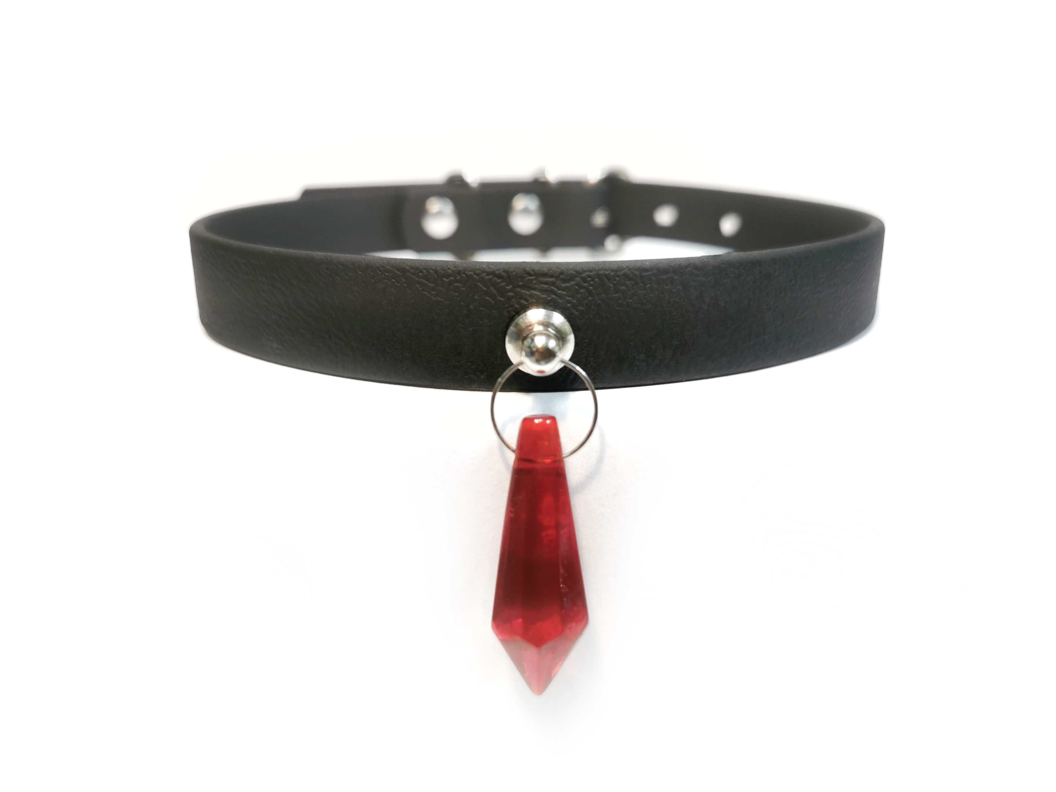 Sacred Sins Choker mit rotem Kristall als Anhänger