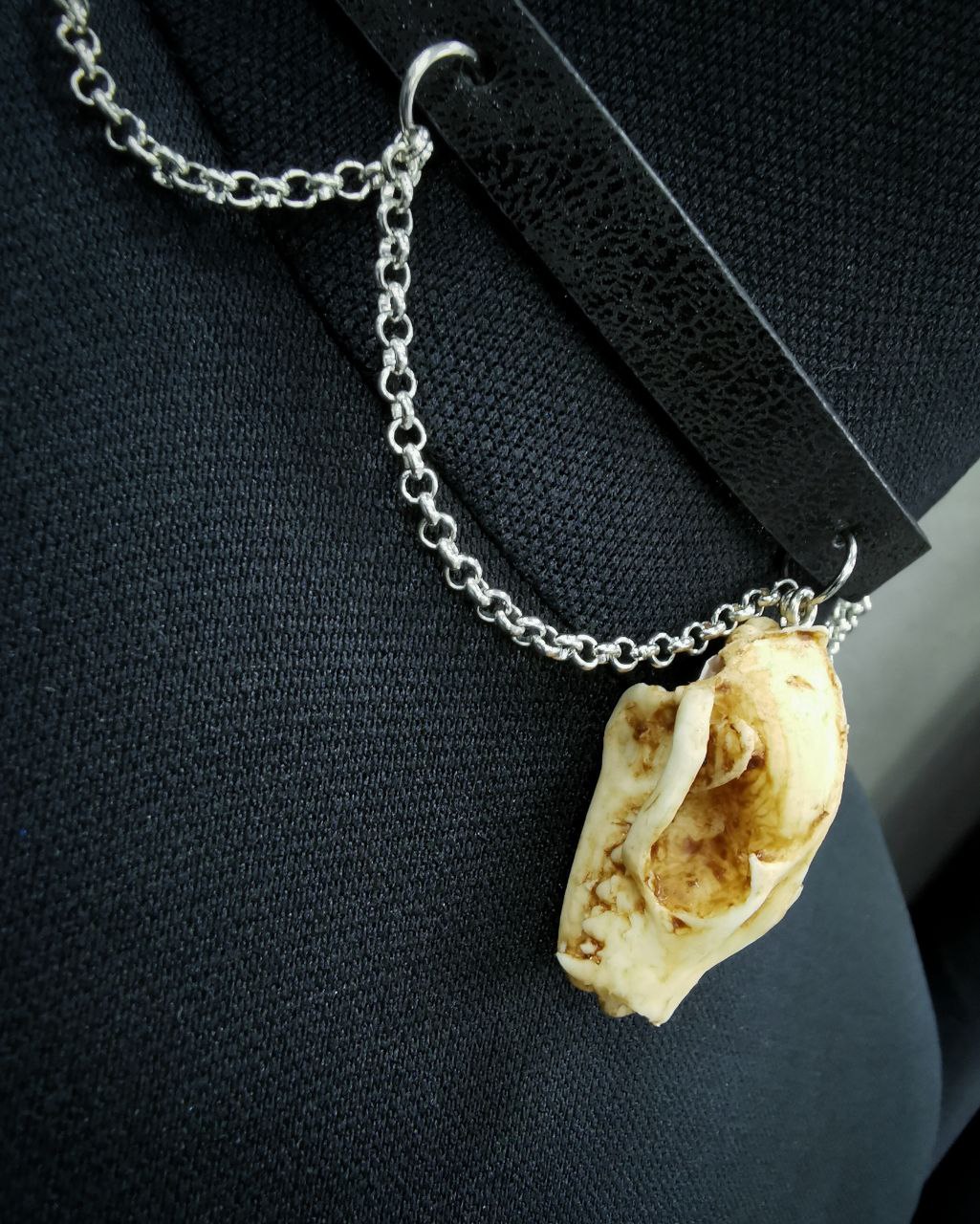 Mystery Creation Choker Fledermausschädel natur Ketten – Bild 2