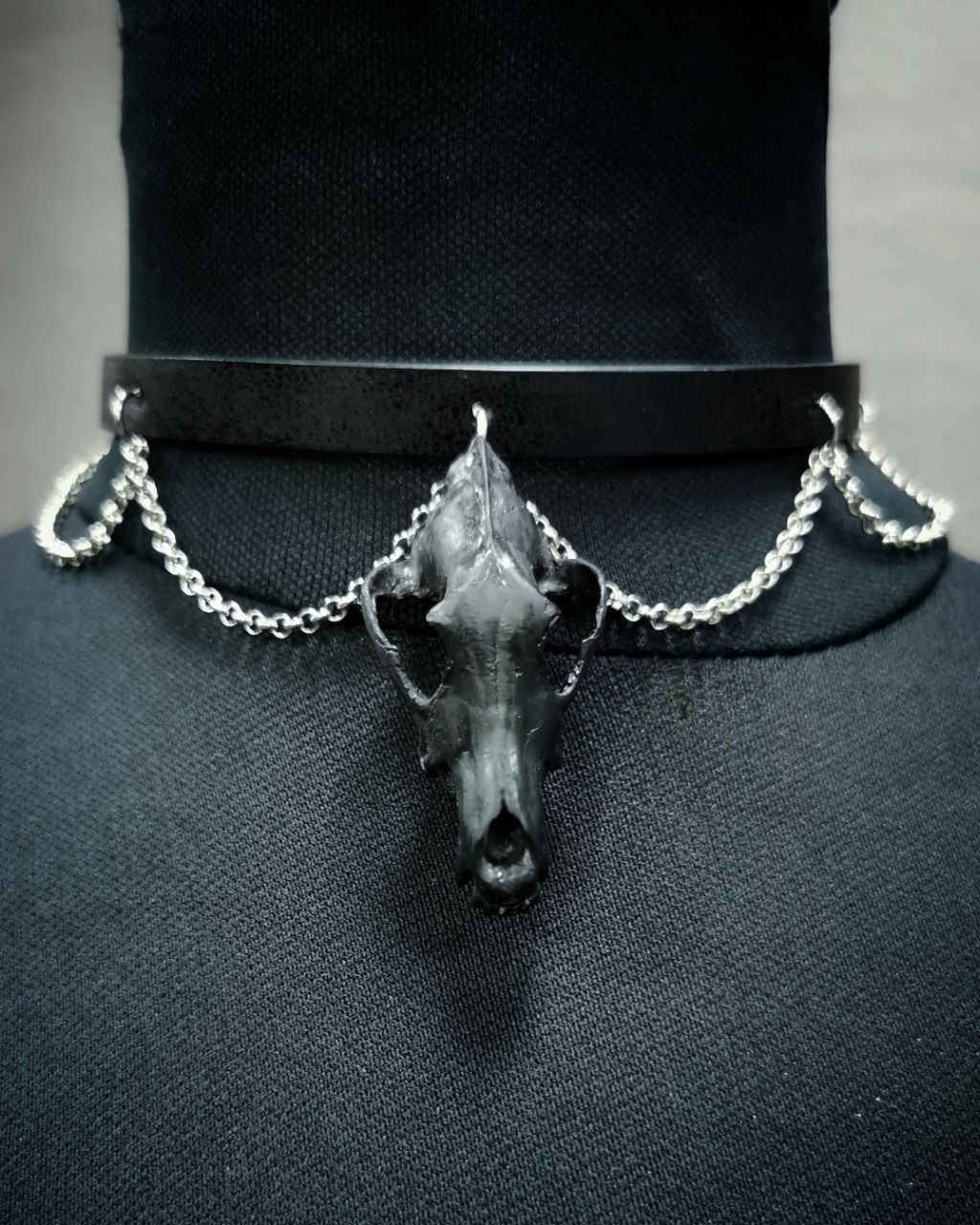 Mystery Creation Choker Wolfsschädel schwarz mit Ketten