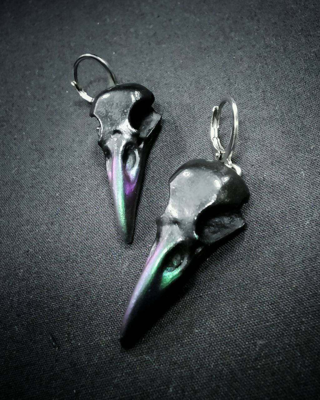 Mystery Creation Ohrringe Rabenschädel schwarz holo Schnabel – Bild 2