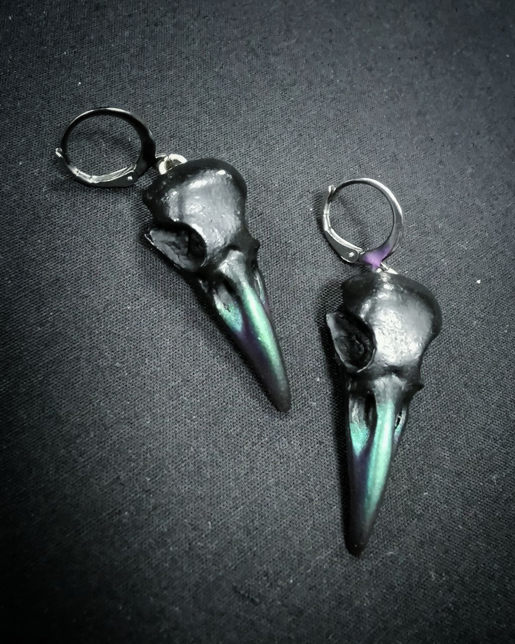 Mystery Creation Ohrringe Rabenschädel schwarz holo Schnabel