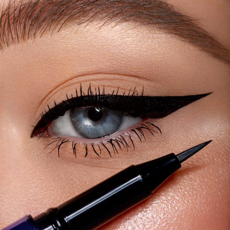 While Eyeliner Pen Black – Bild 2