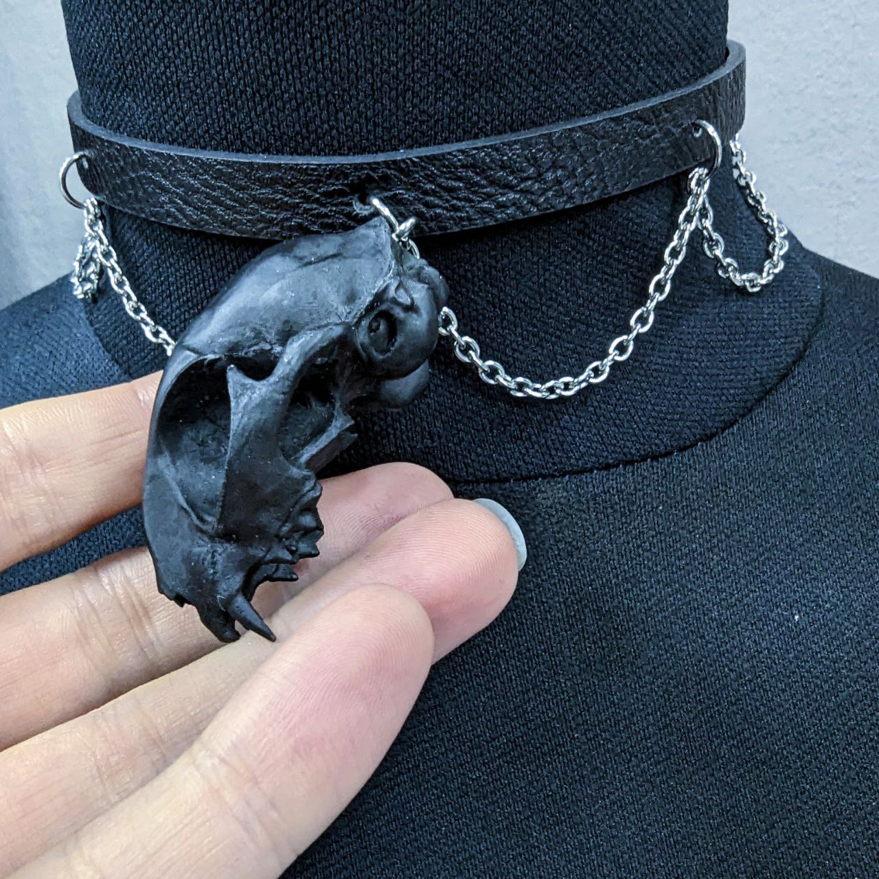 Mystery Creation Choker Katzenschädel groß mit Ketten schwarz – Bild 3