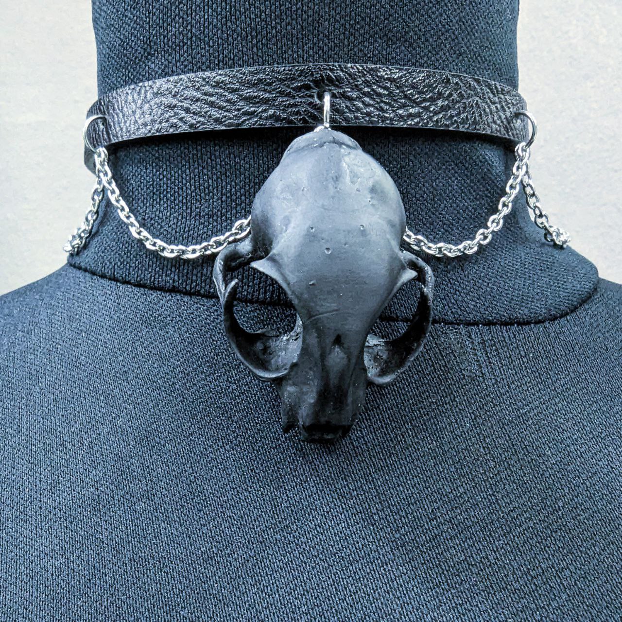 Mystery Creation Choker Katzenschädel groß mit Ketten schwarz – Bild 2