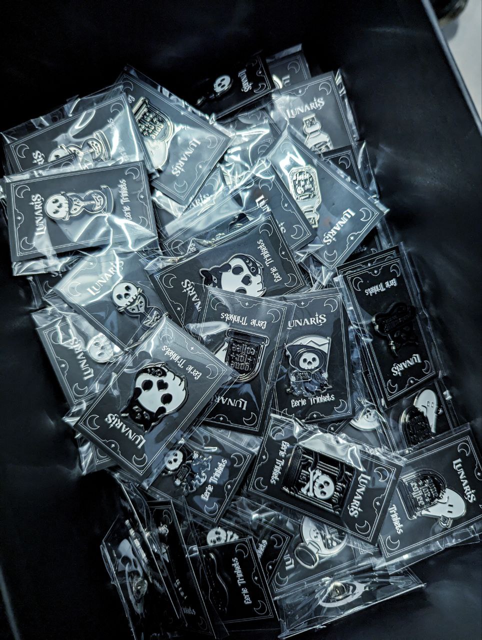 Lunaris Enamel Pin Bottle – Bild 2