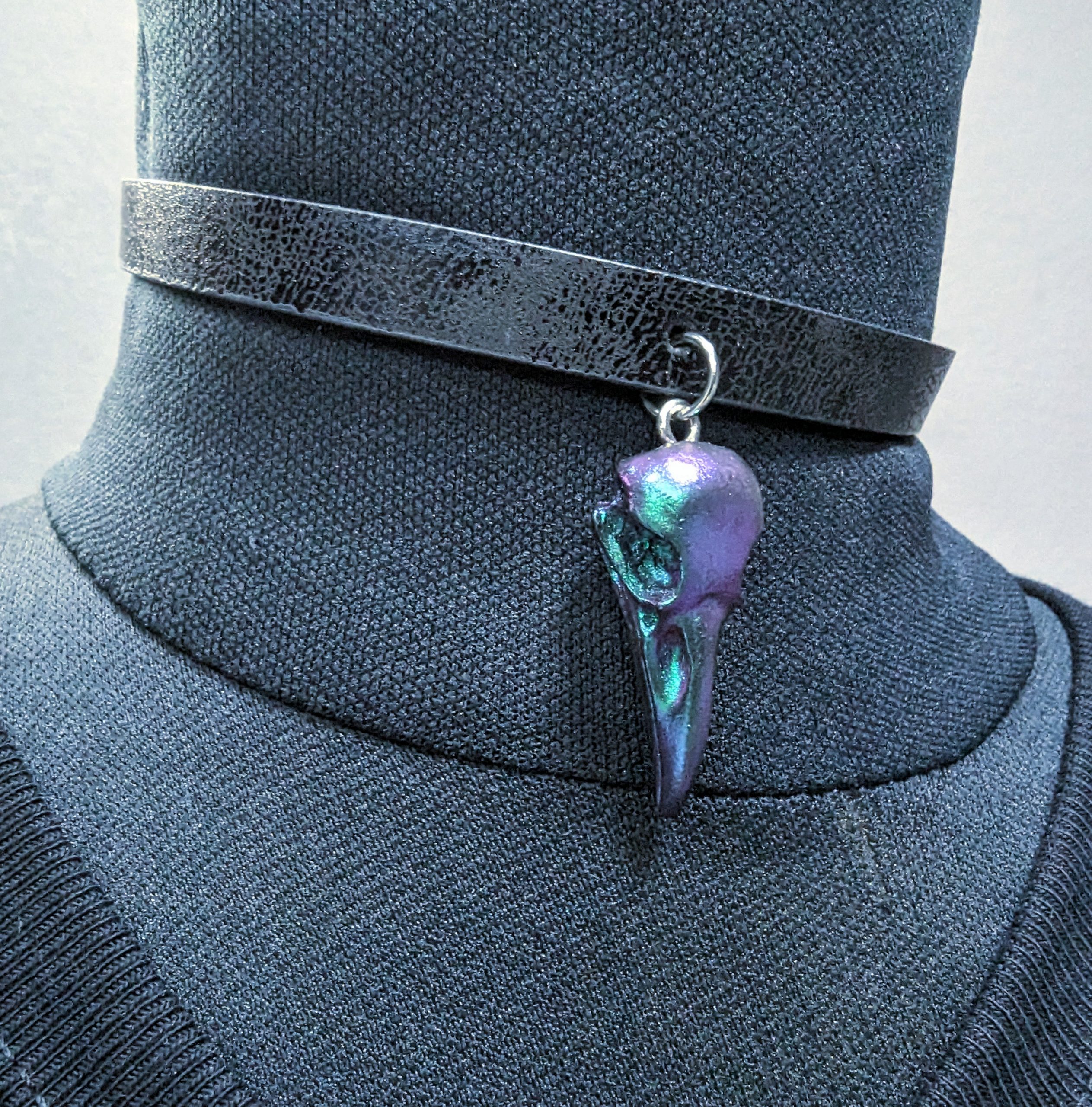 Mystery Creation Choker Rabenschädel schwarz holo