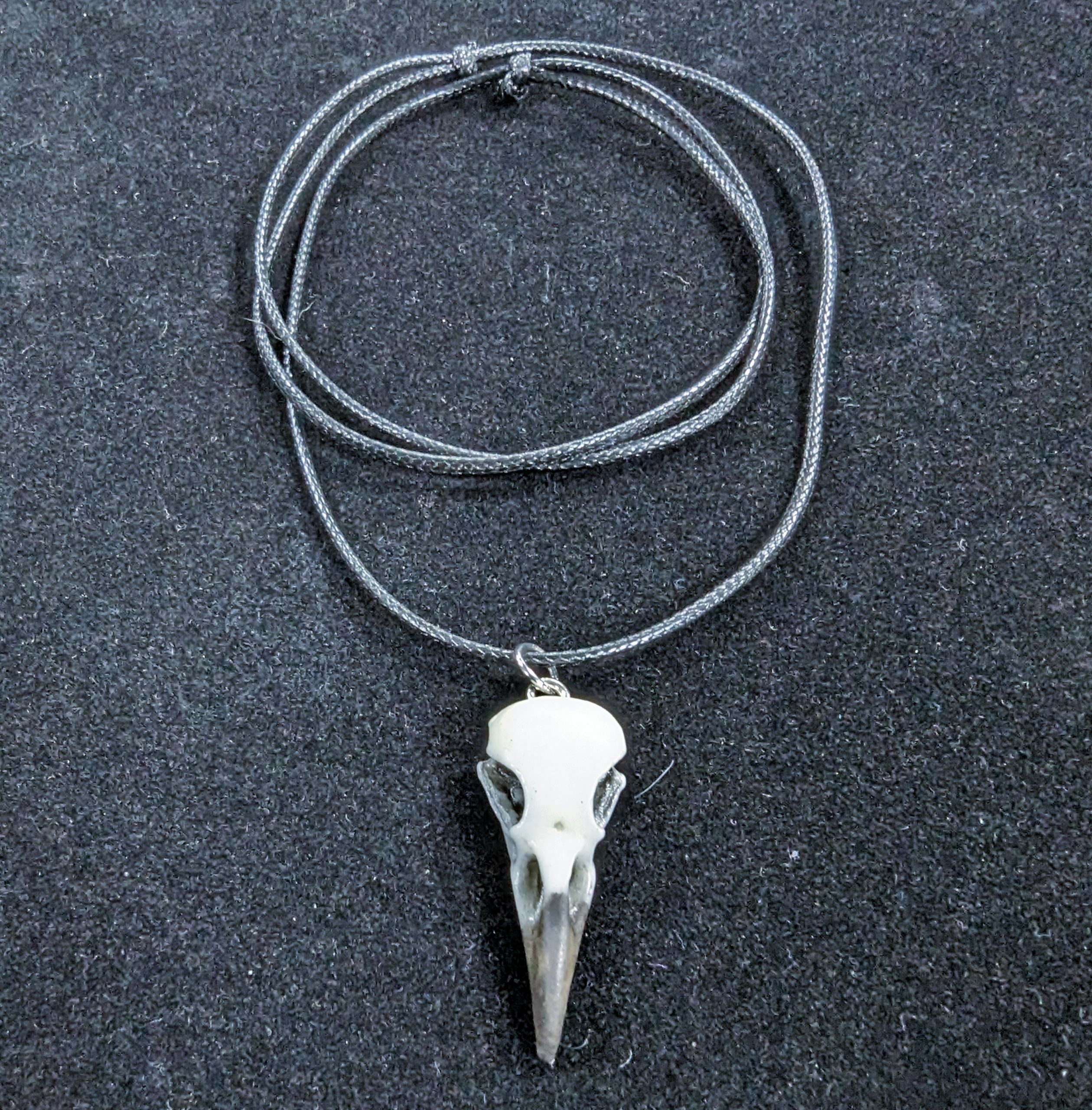 Mystery Creation Kette Rabenschädel weiß mit Schnabel – Bild 2