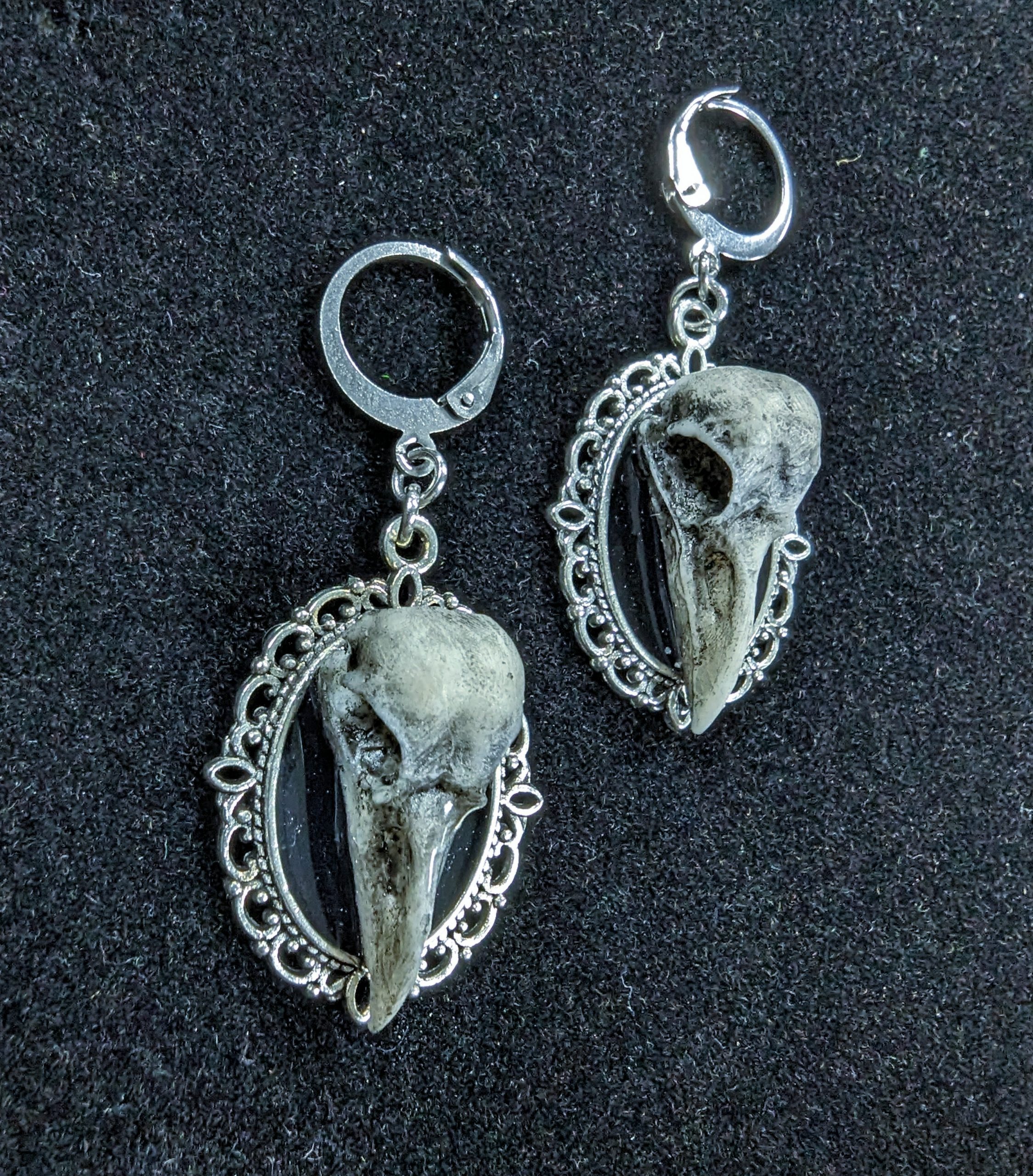 Mystery Creation Camee Ohrringe Rabenschädel weiß