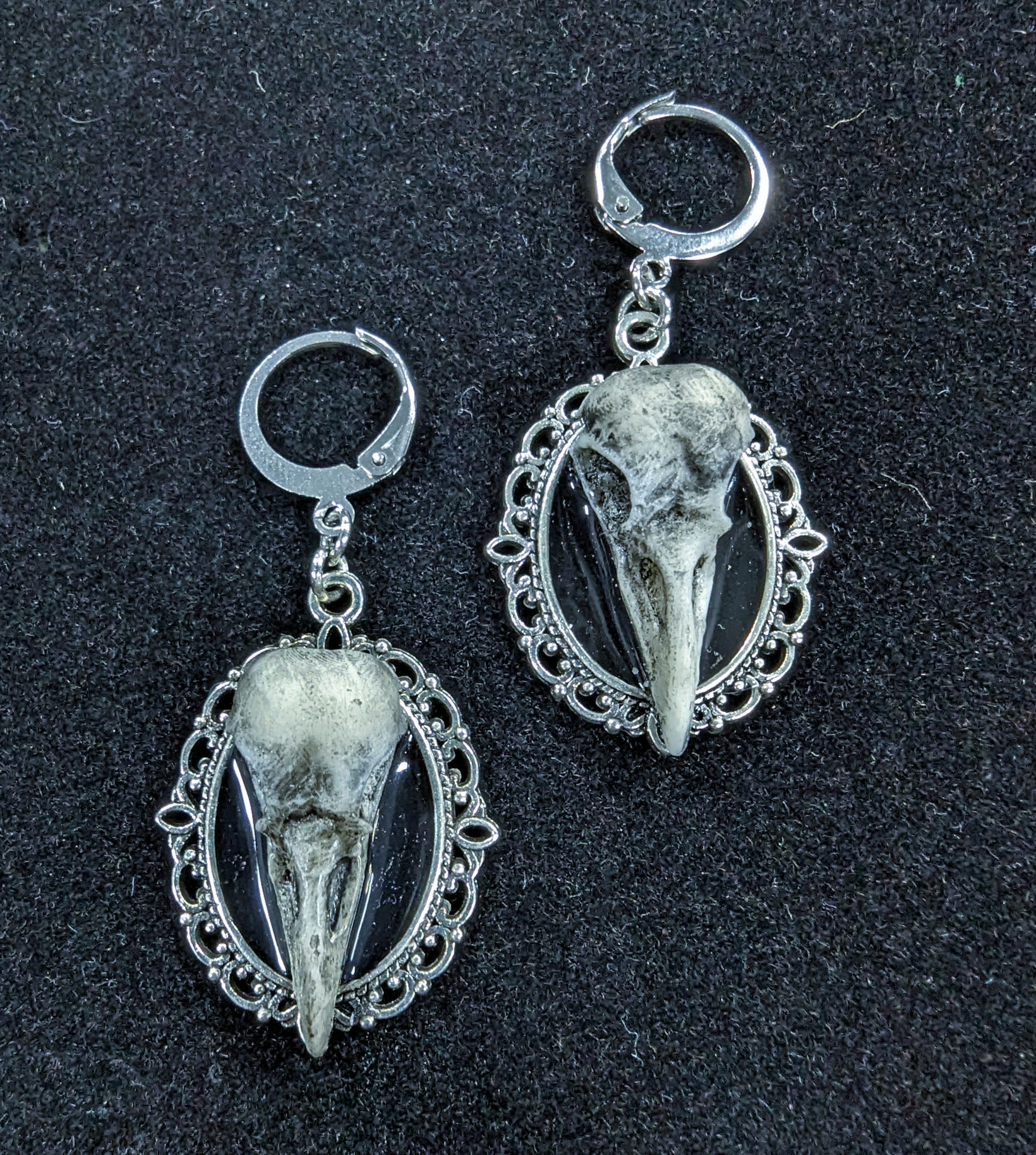 Mystery Creation Camee Ohrringe Rabenschädel weiß - Image 2