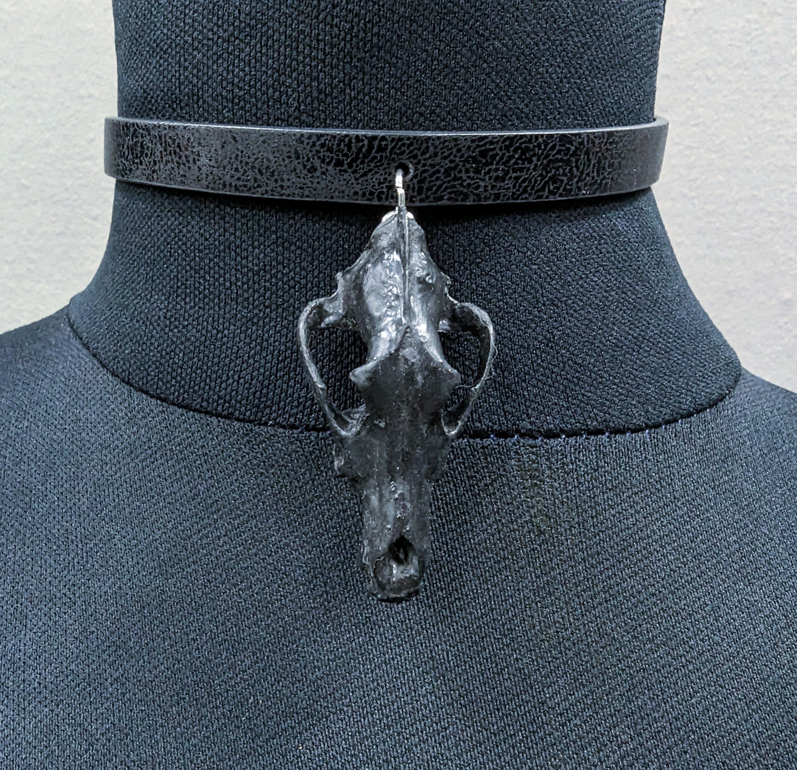 Mystery Creation Choker Wolfsschädel schwarz