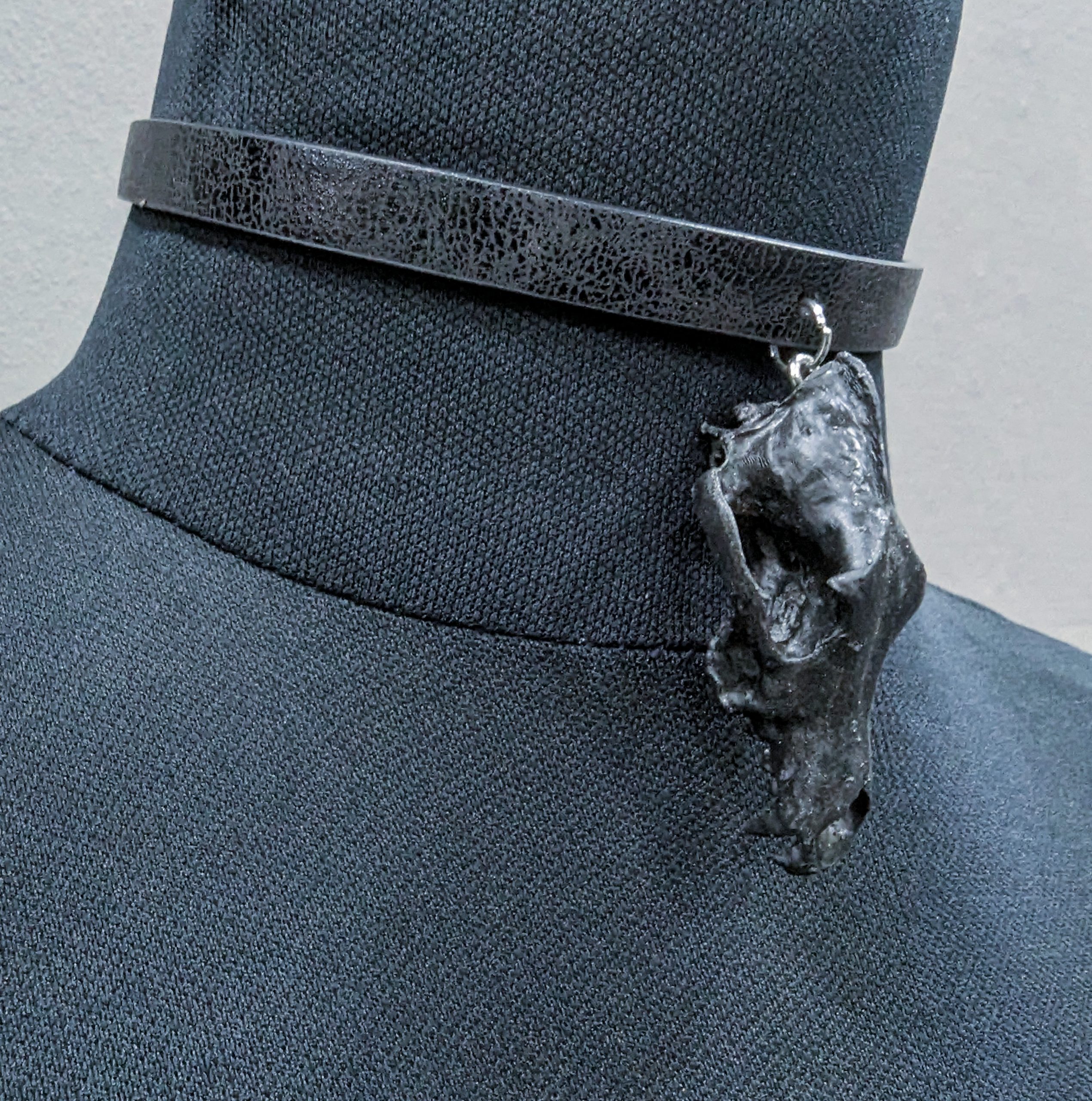 Mystery Creation Choker Wolfsschädel schwarz – Bild 2