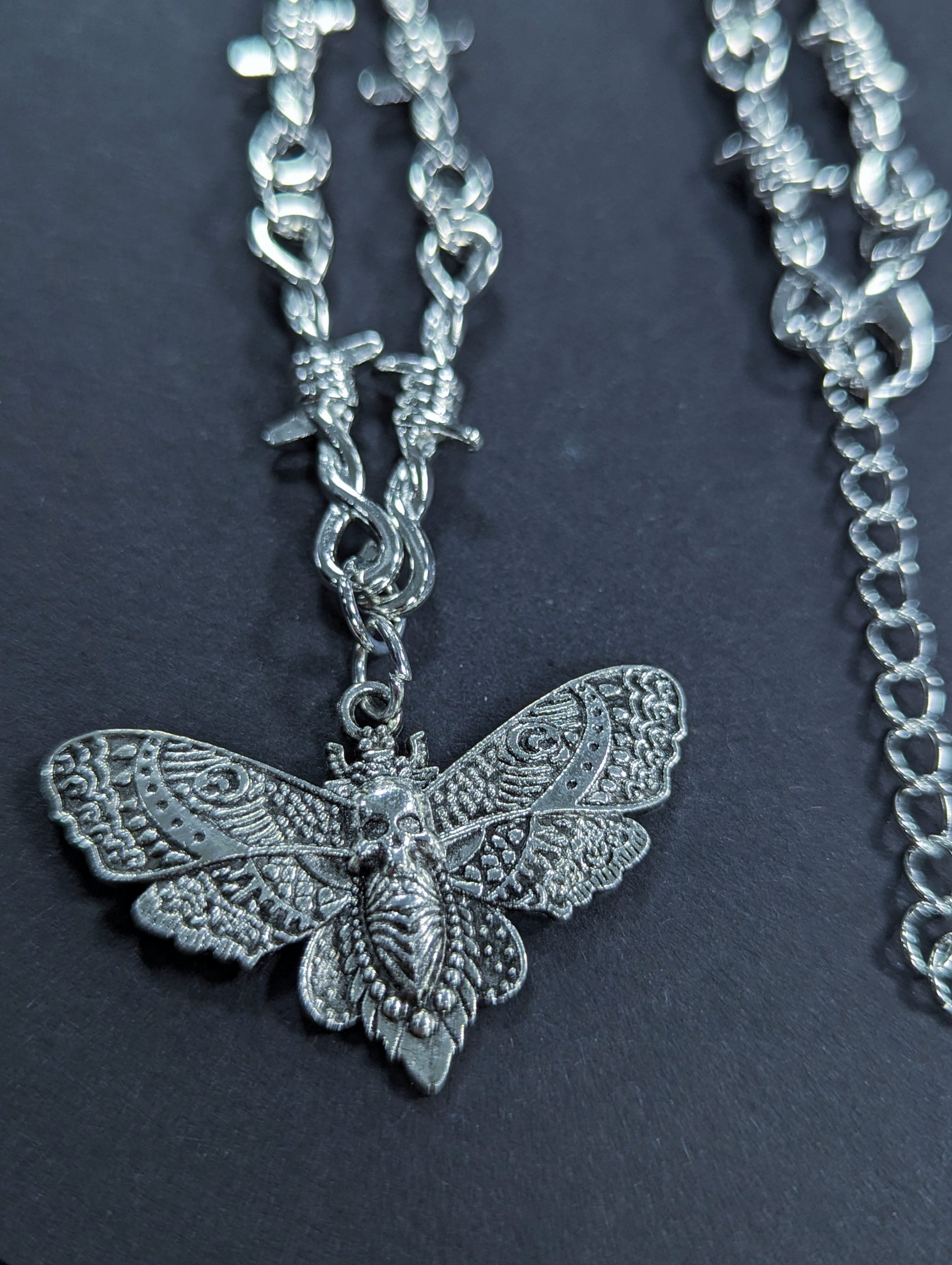 Easure Skull Moth Necklace – Bild 2