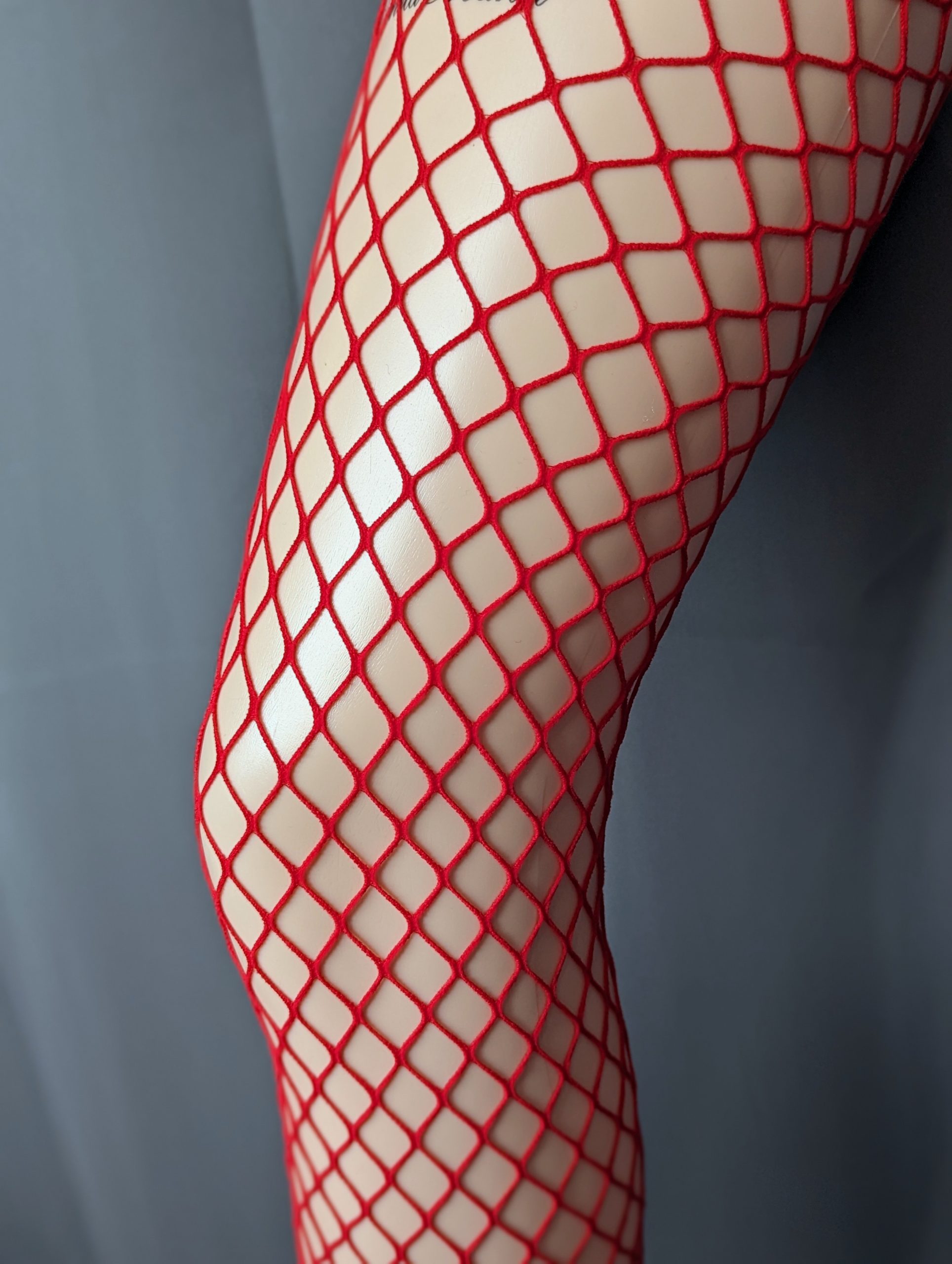 Classic Medium Fishnet Tights Red – Bild 2