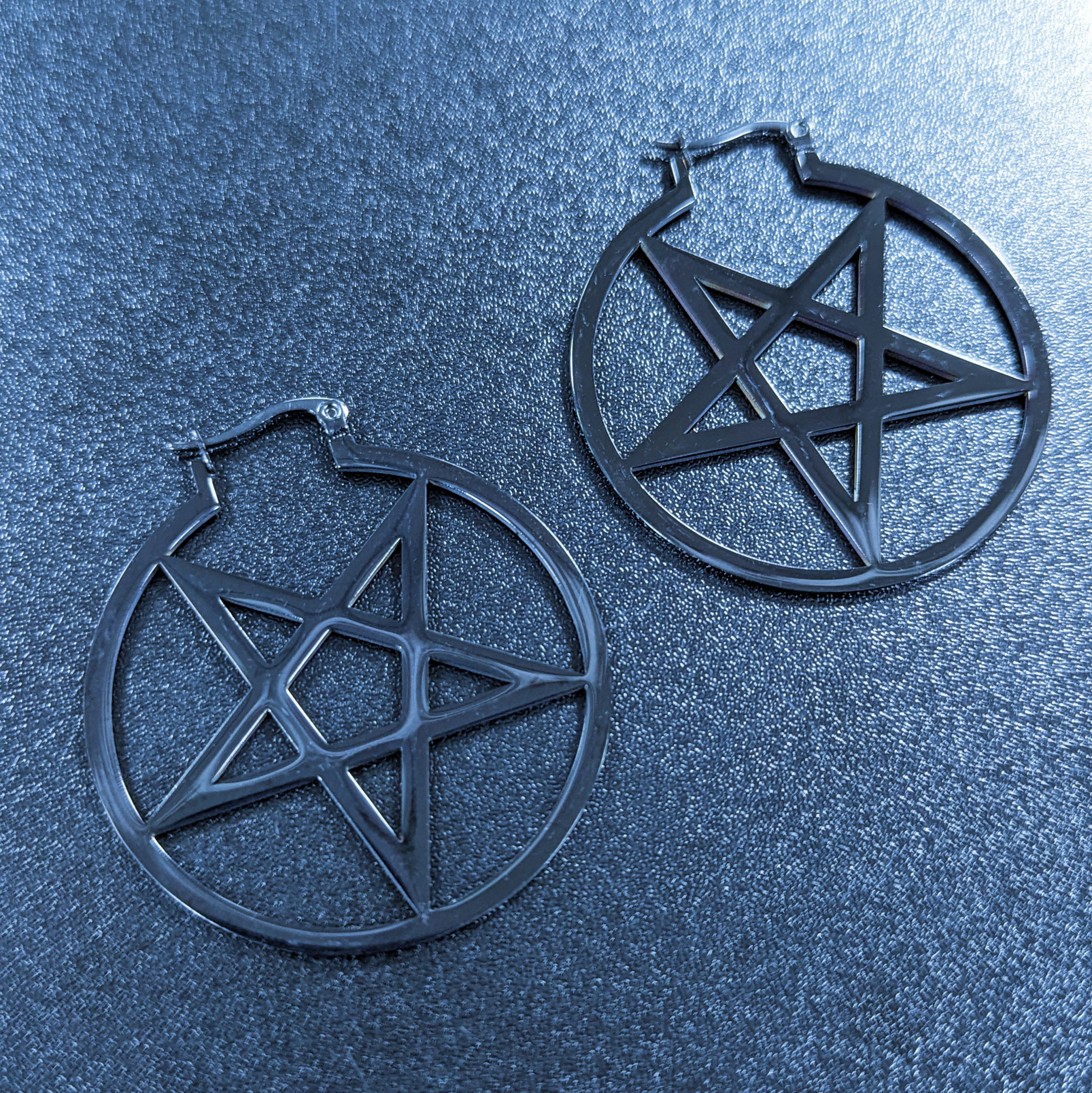 Easure Black Pentagram Hoop Earrings (Paar)
