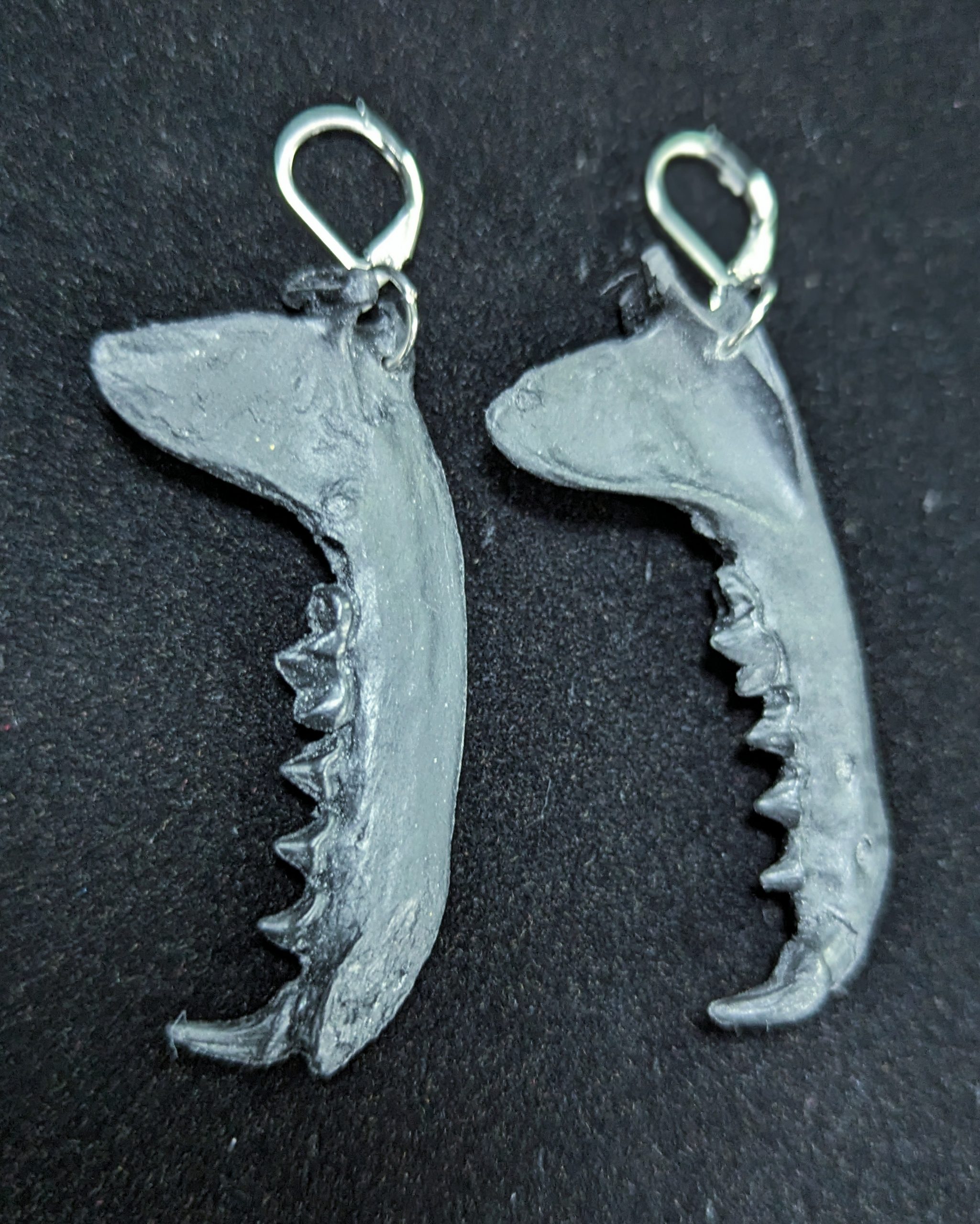 Mystery Creation Ohrringe Kieferknochen schwarz – Bild 2