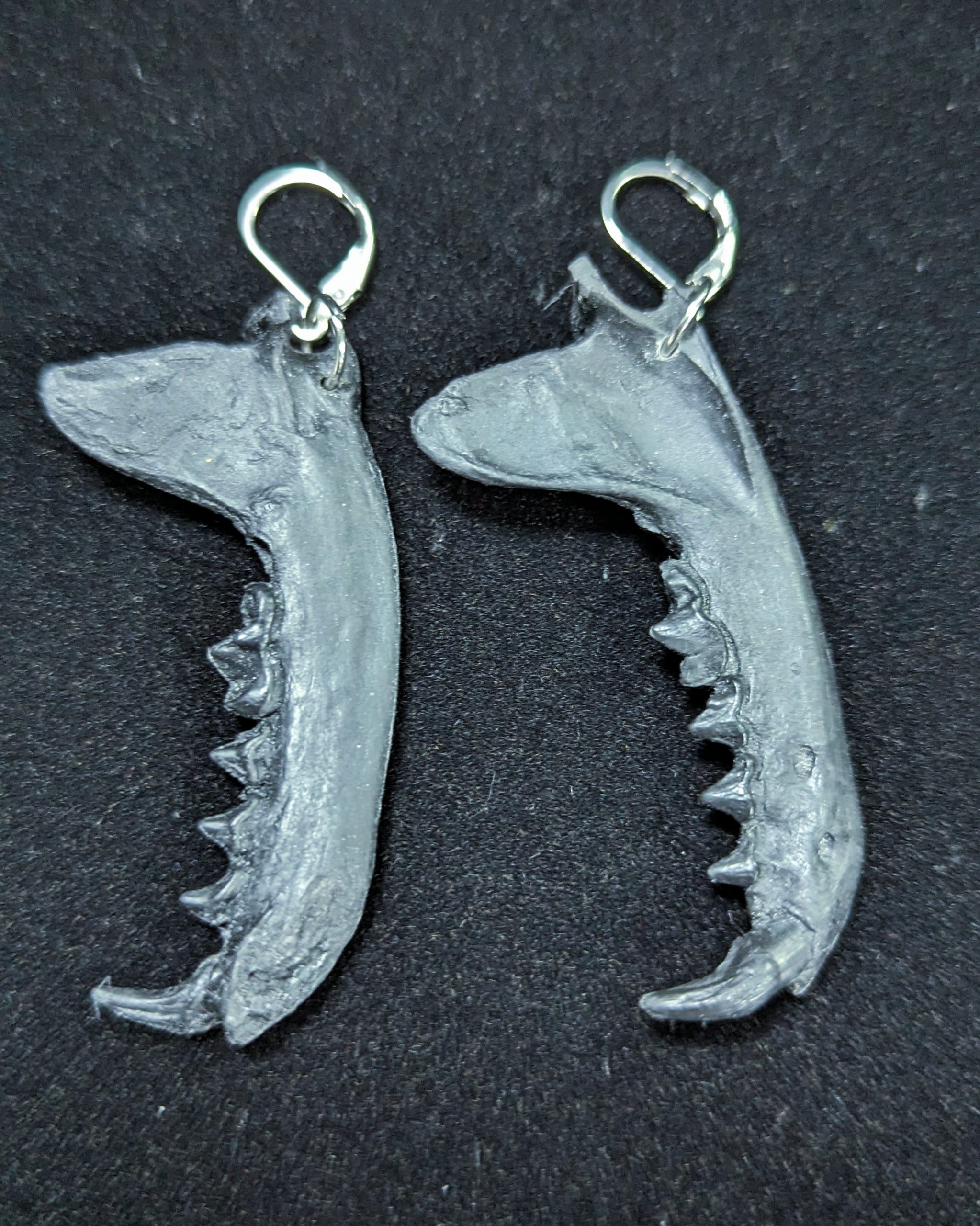 Mystery Creation Ohrringe Kieferknochen schwarz