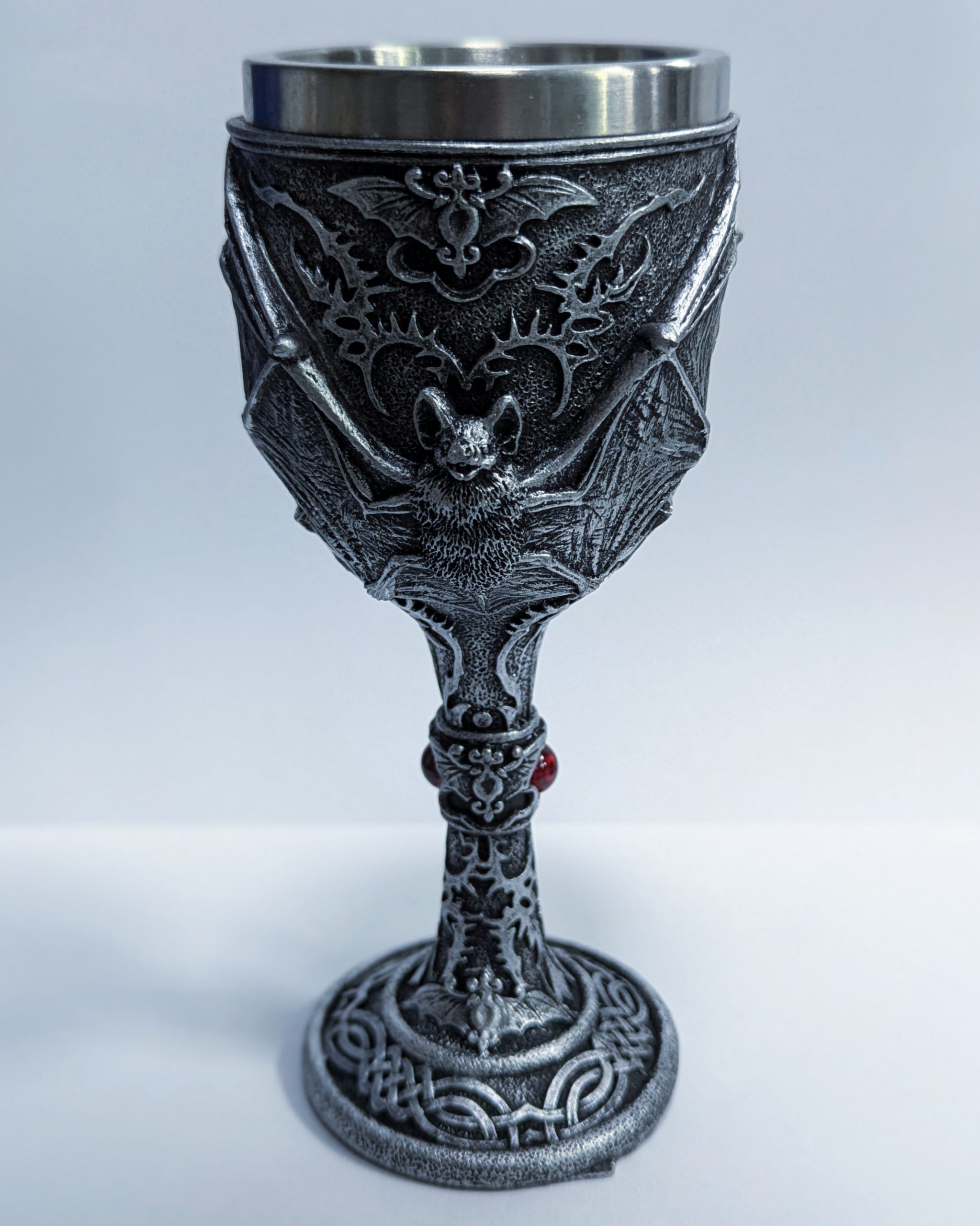 Kelch mit Fledermäusen und Pentagramm