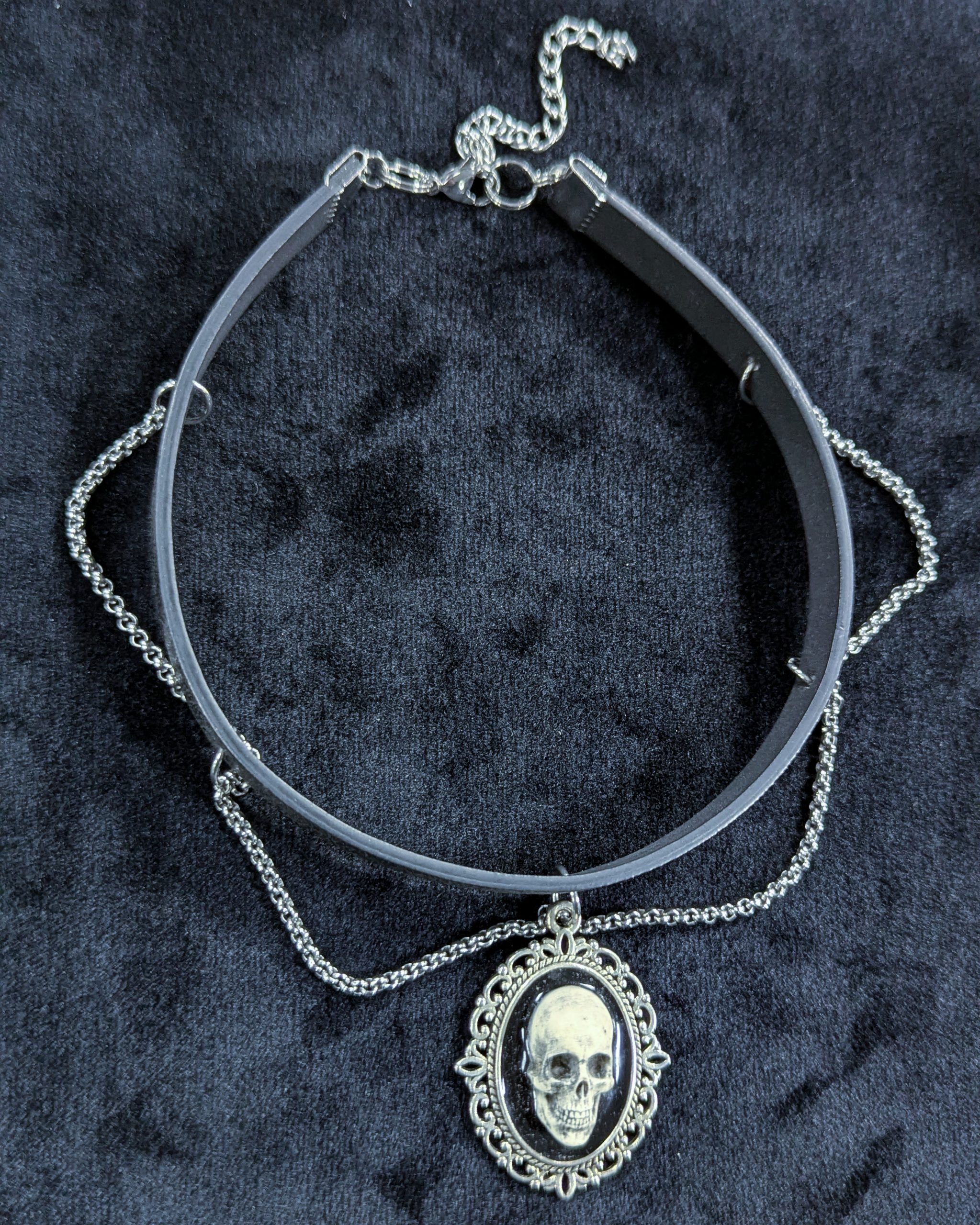 Mystery Creation Camee Choker Totenschädel mit Ketten weiß – Bild 2