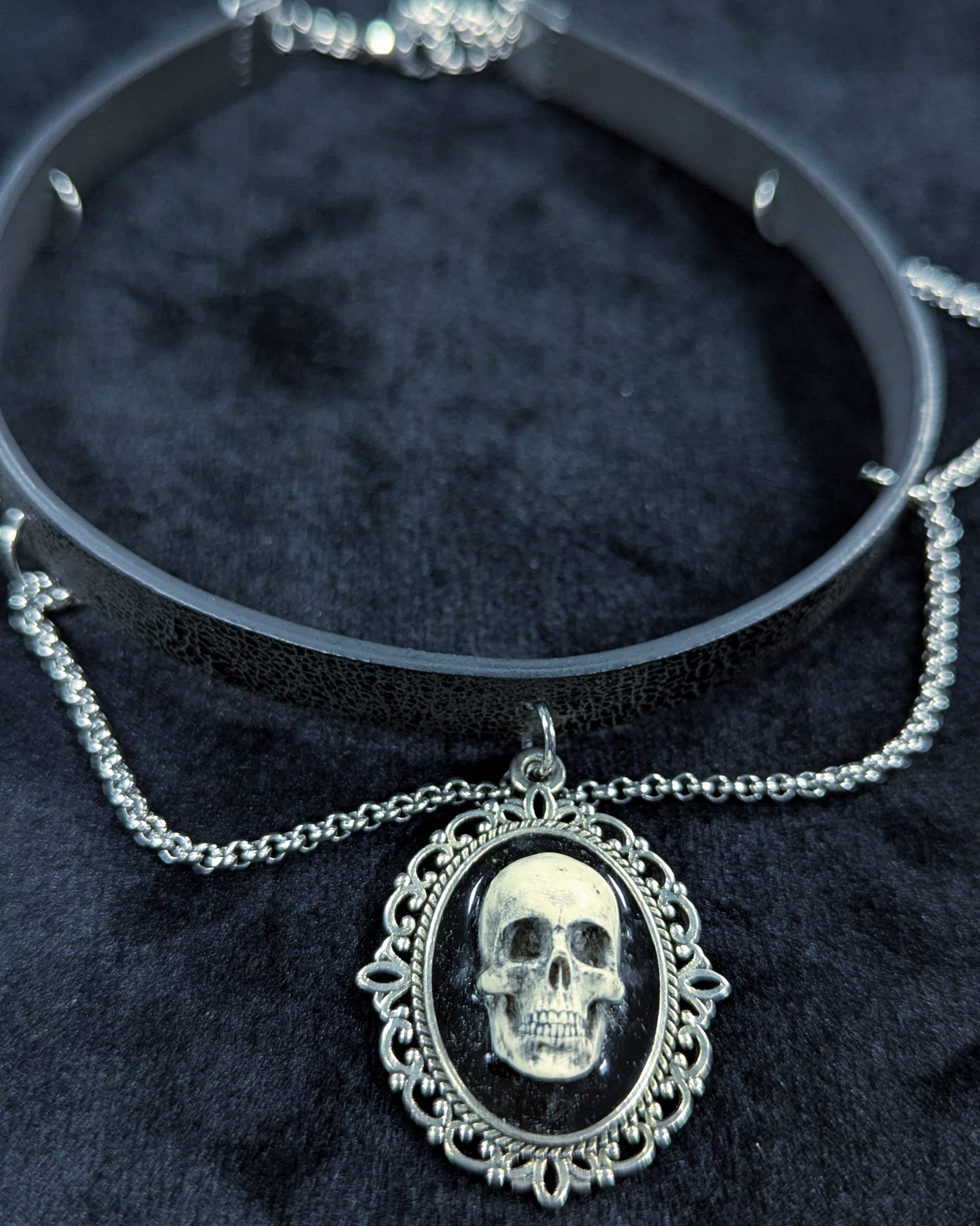 Mystery Creation Camee Choker Totenschädel mit Ketten weiß