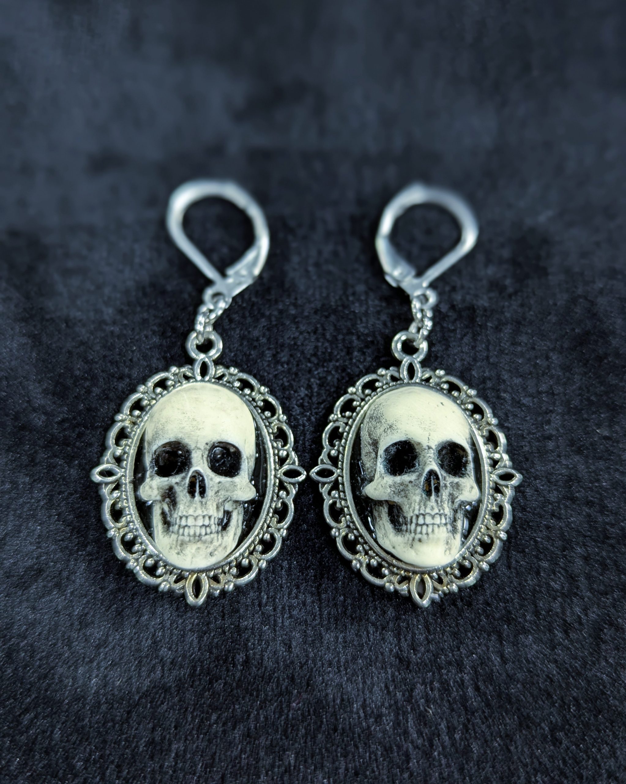 Mystery Creation Camee Ohrringe Totenschädel weiß