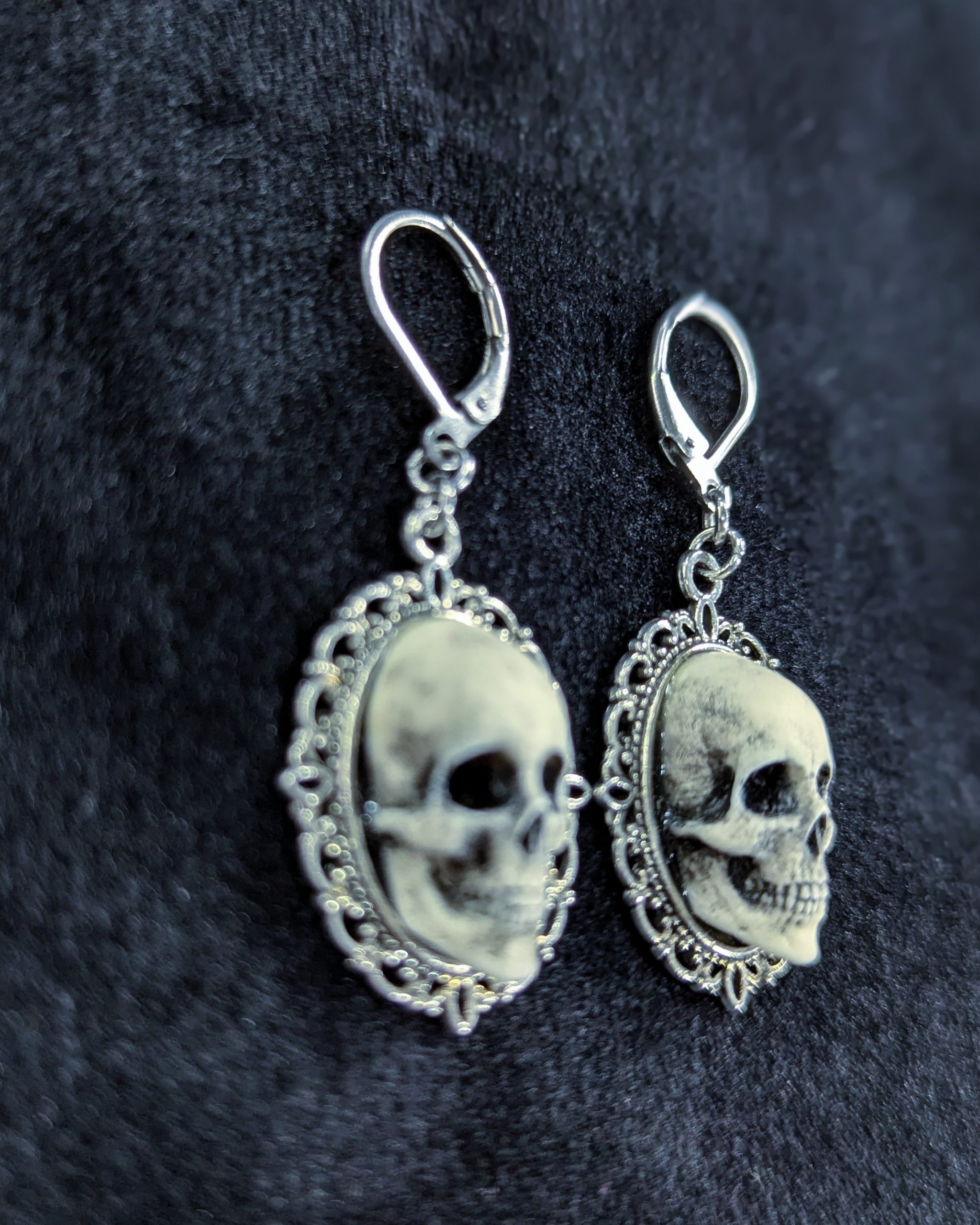 Mystery Creation Camee Ohrringe Totenschädel weiß – Bild 2