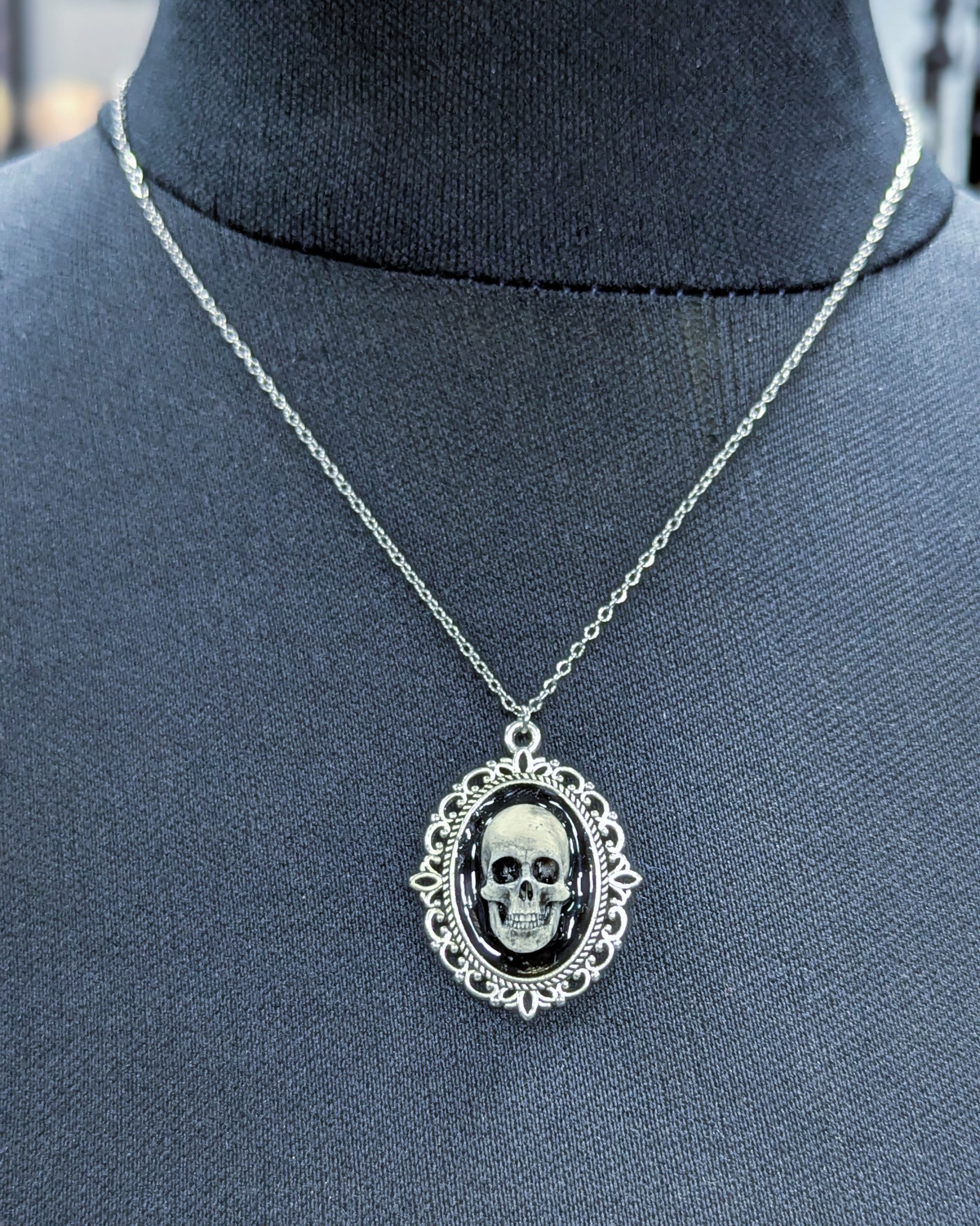 Mystery Creation Camee Kette Totenschädel weiß
