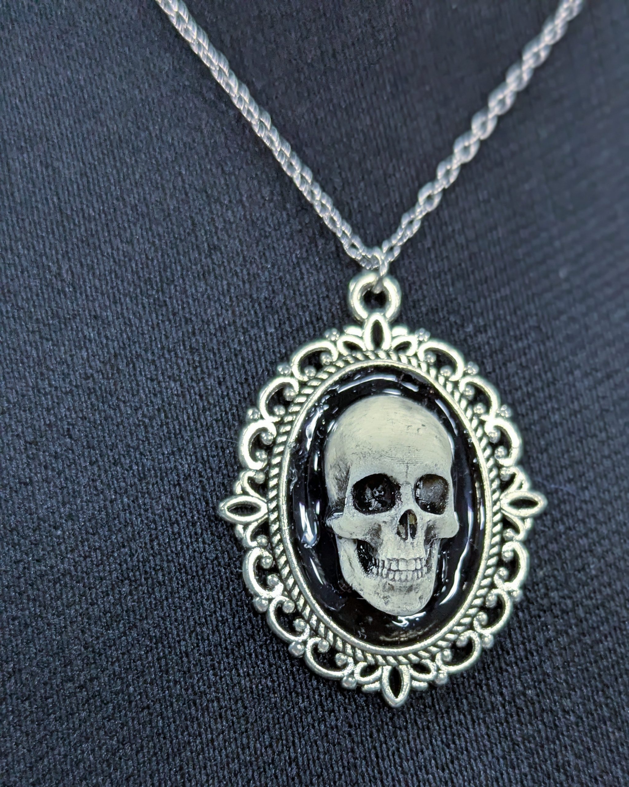Mystery Creation Camee Kette Totenschädel weiß – Bild 3