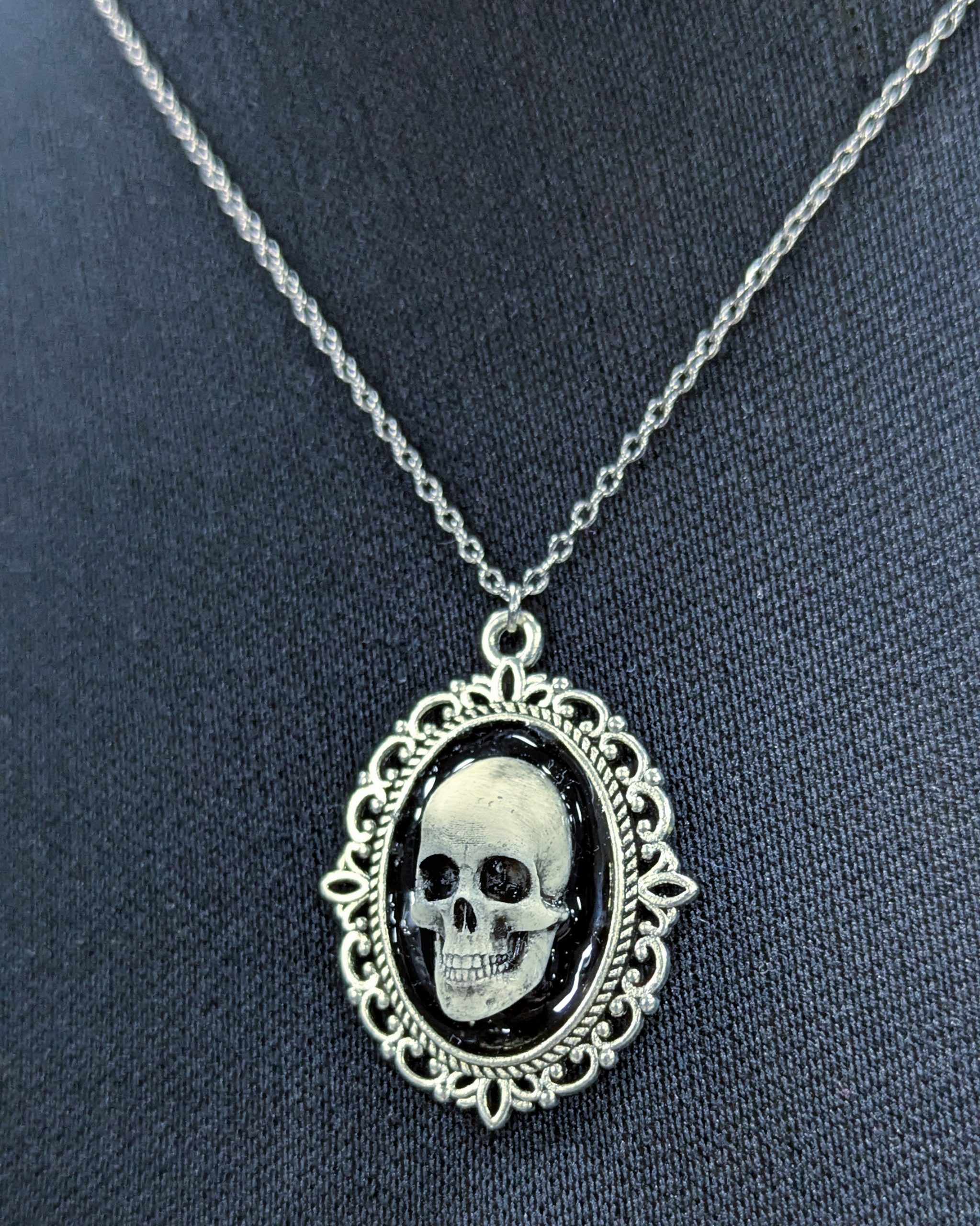 Mystery Creation Camee Kette Totenschädel weiß – Bild 2