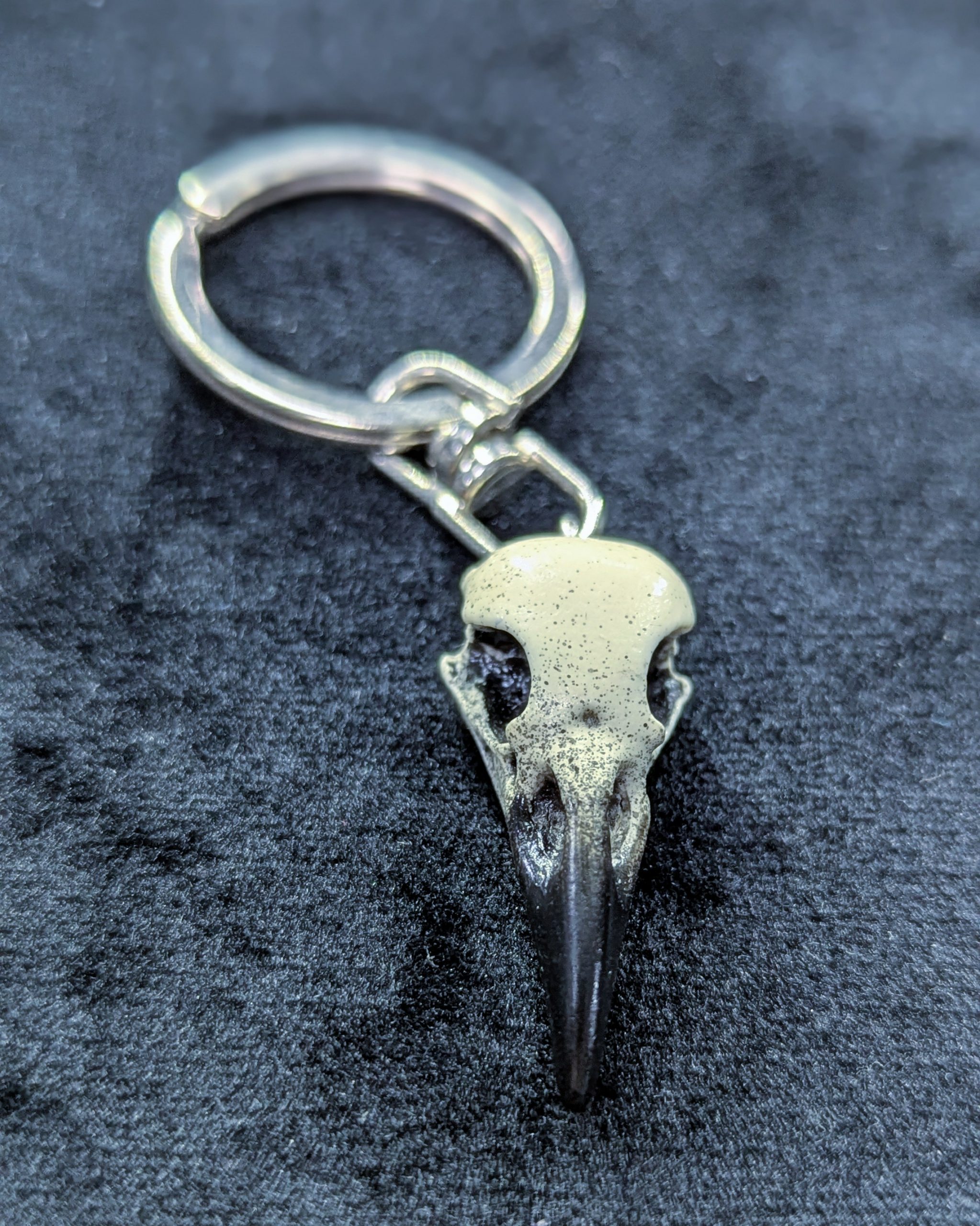 Mystery Creation Schlüsselanhänger Rabenschädel weiß mit Schnabel