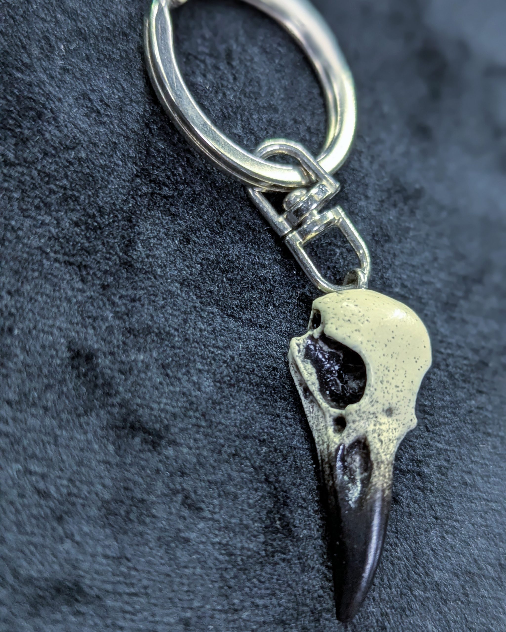 Mystery Creation Schlüsselanhänger Rabenschädel weiß mit Schnabel – Bild 2