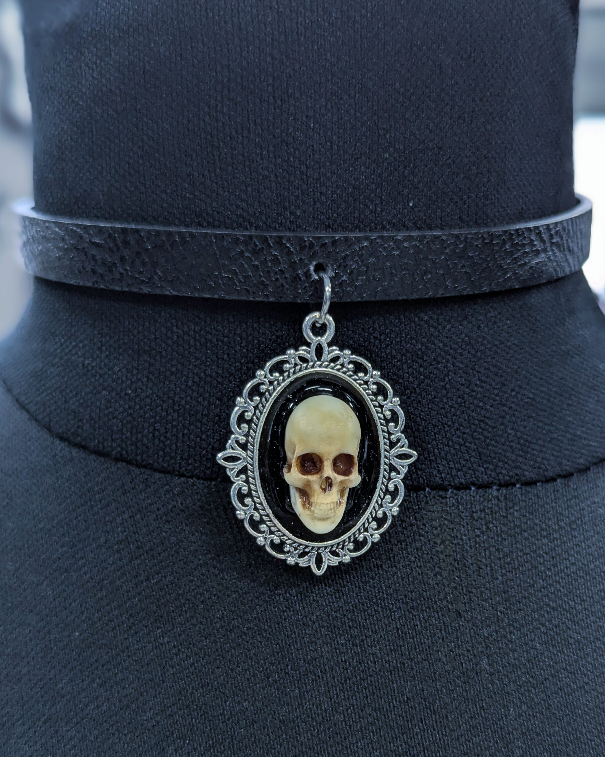 Mystery Creation Camee Choker Totenschädel natur