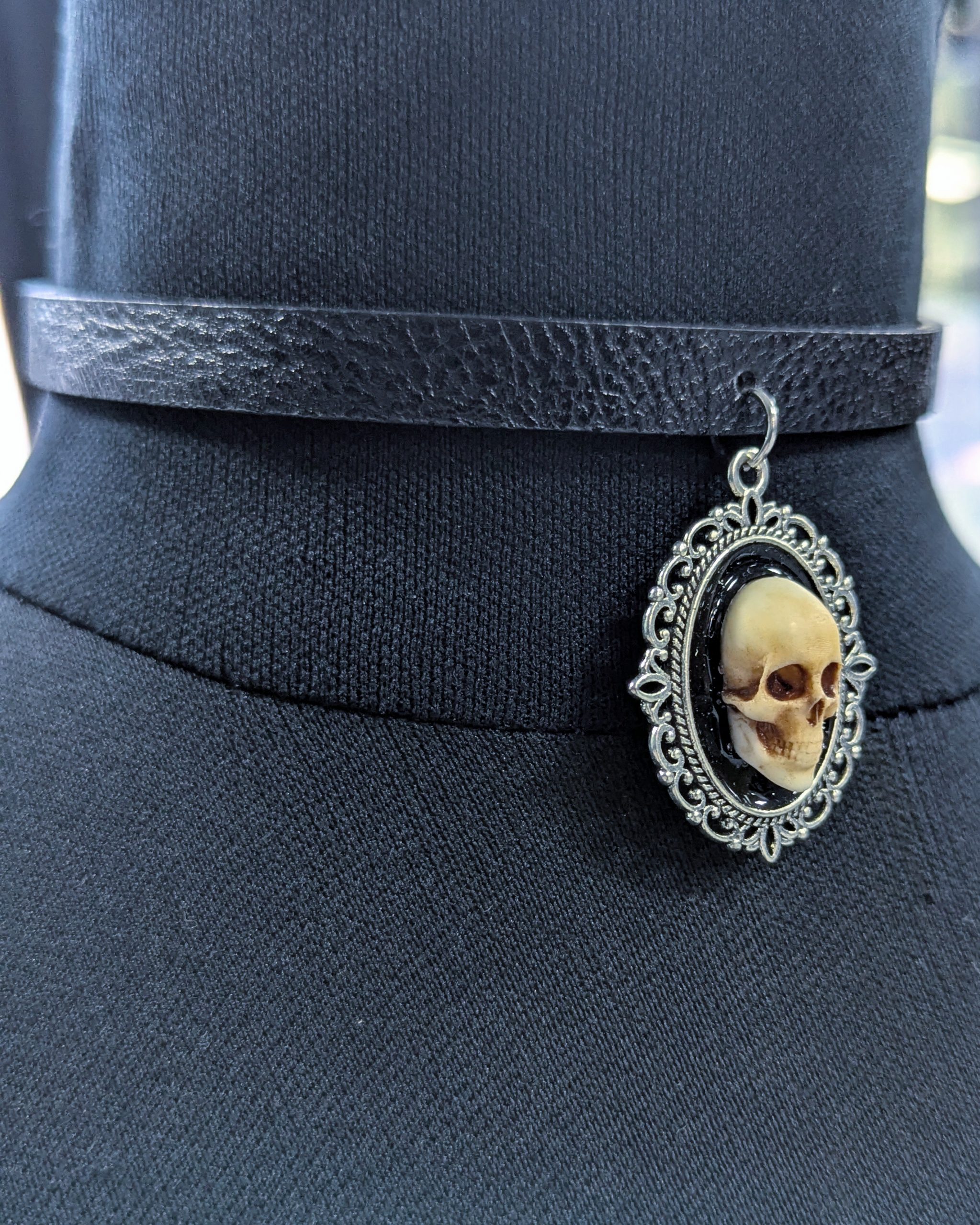 Mystery Creation Camee Choker Totenschädel natur – Bild 2