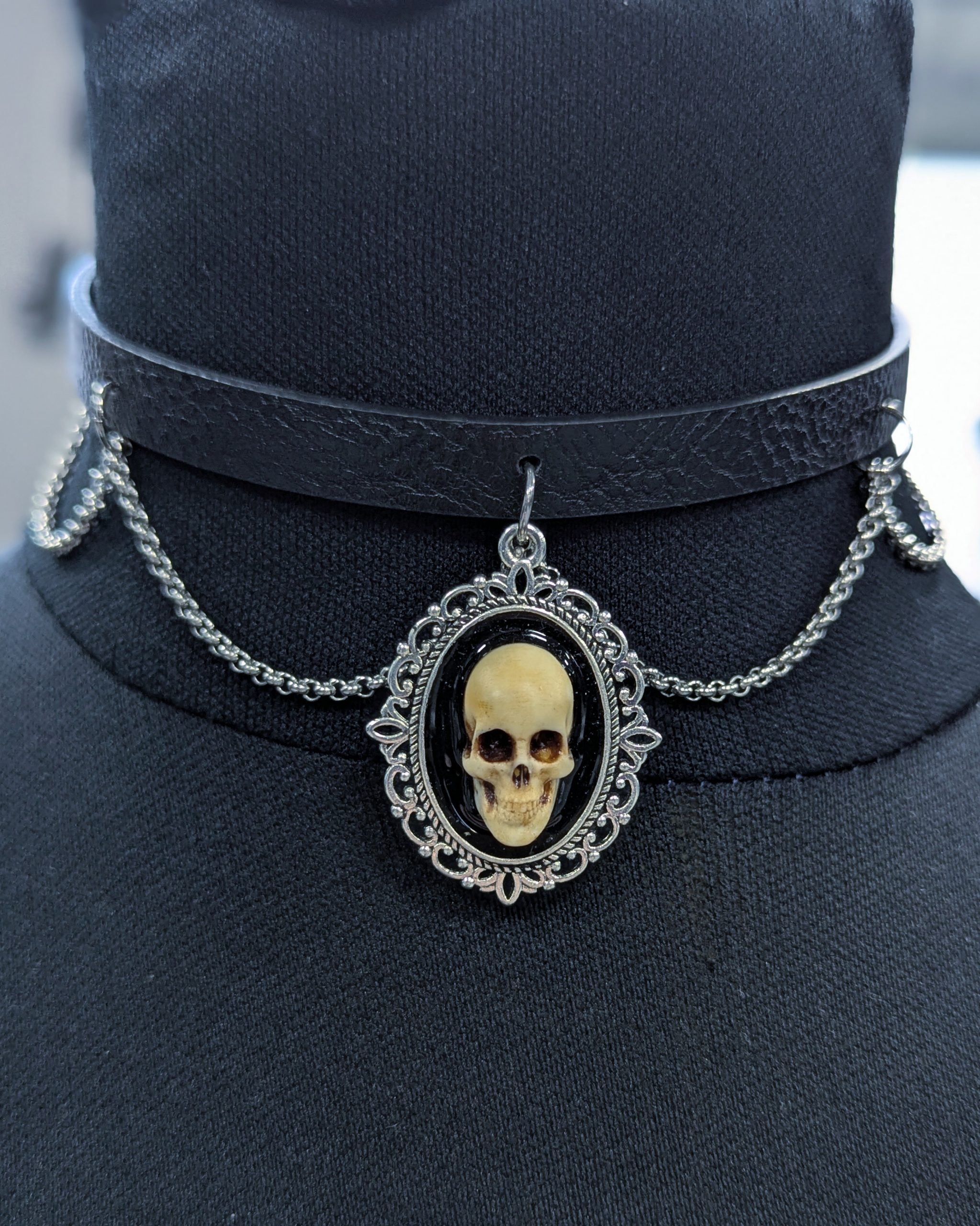 Mystery Creation Camee Choker Totenschädel mit Ketten natur