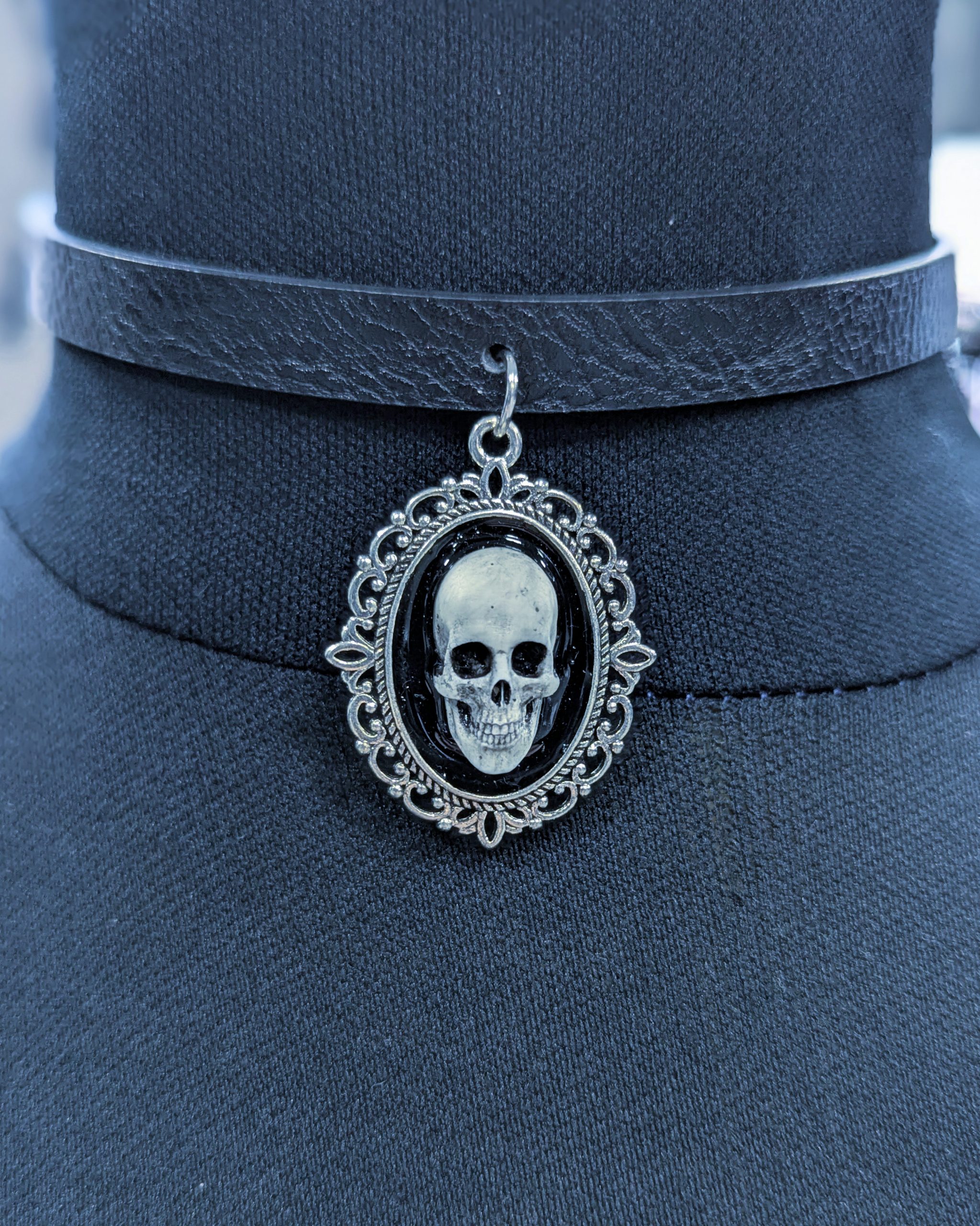 Mystery Creation Camee Choker Totenschädel weiß