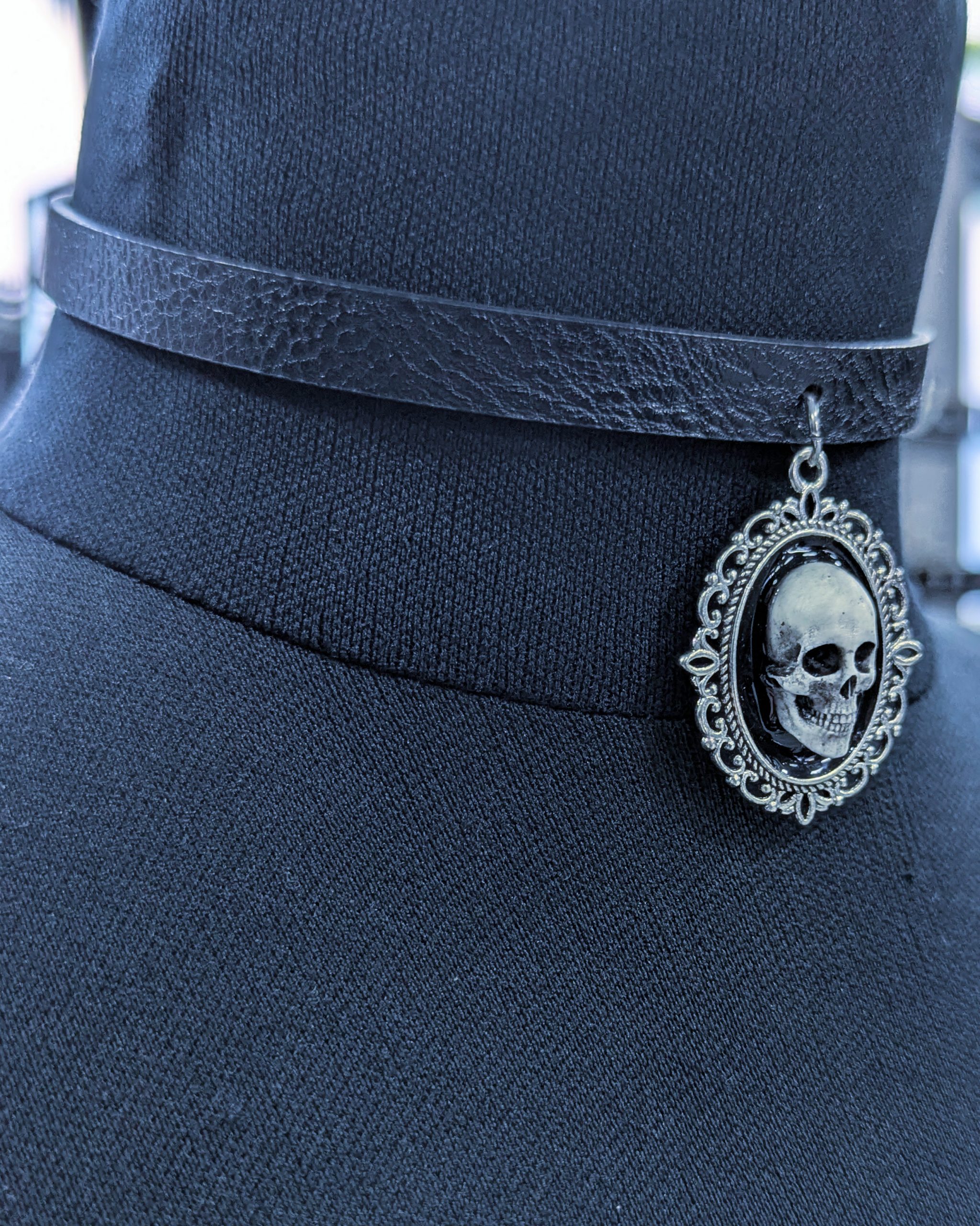 Mystery Creation Camee Choker Totenschädel weiß – Bild 2