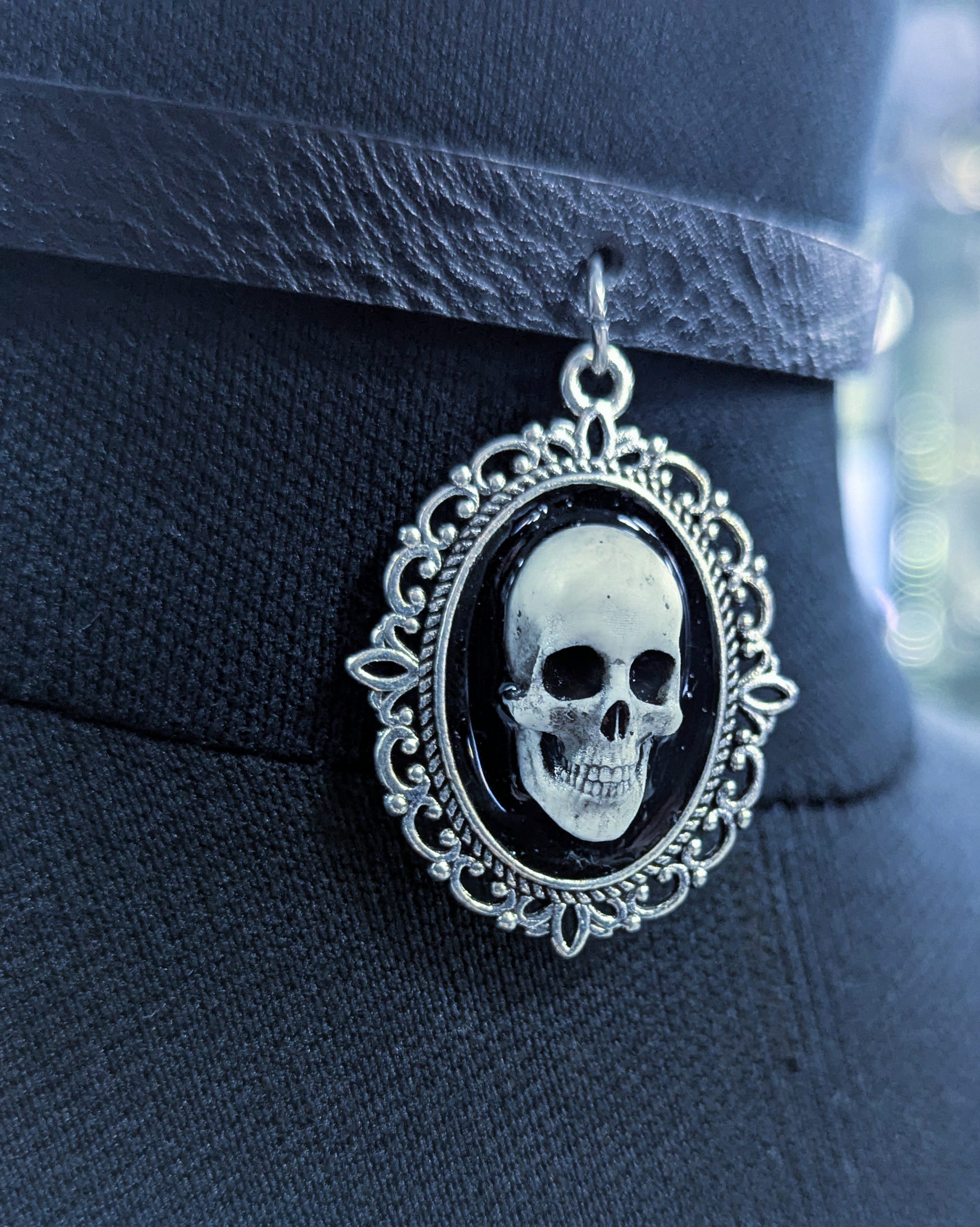 Mystery Creation Camee Choker Totenschädel weiß – Bild 3