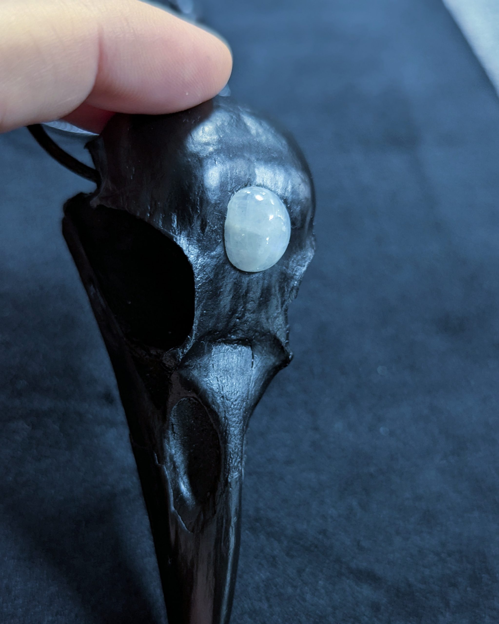 Mystery Creation Kette Rabenschädel Mondstein – Bild 3