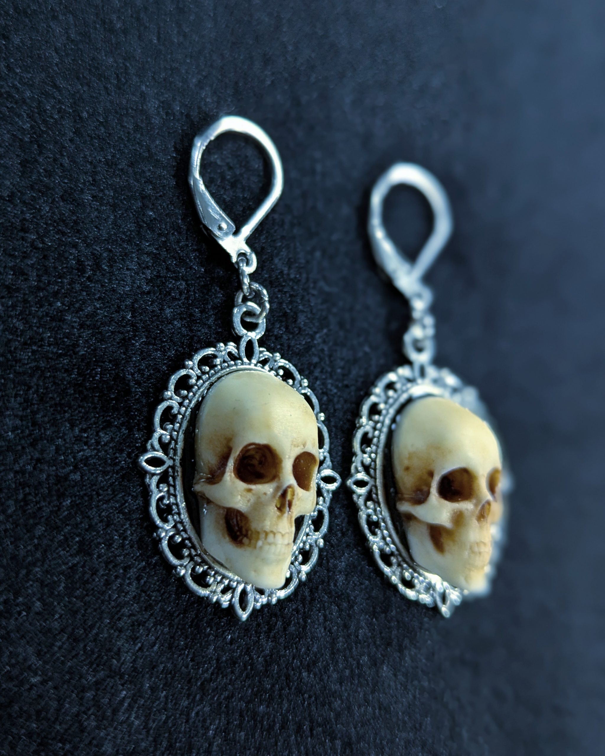 Mystery Creation Camee Ohrringe Totenschädel natur – Bild 2