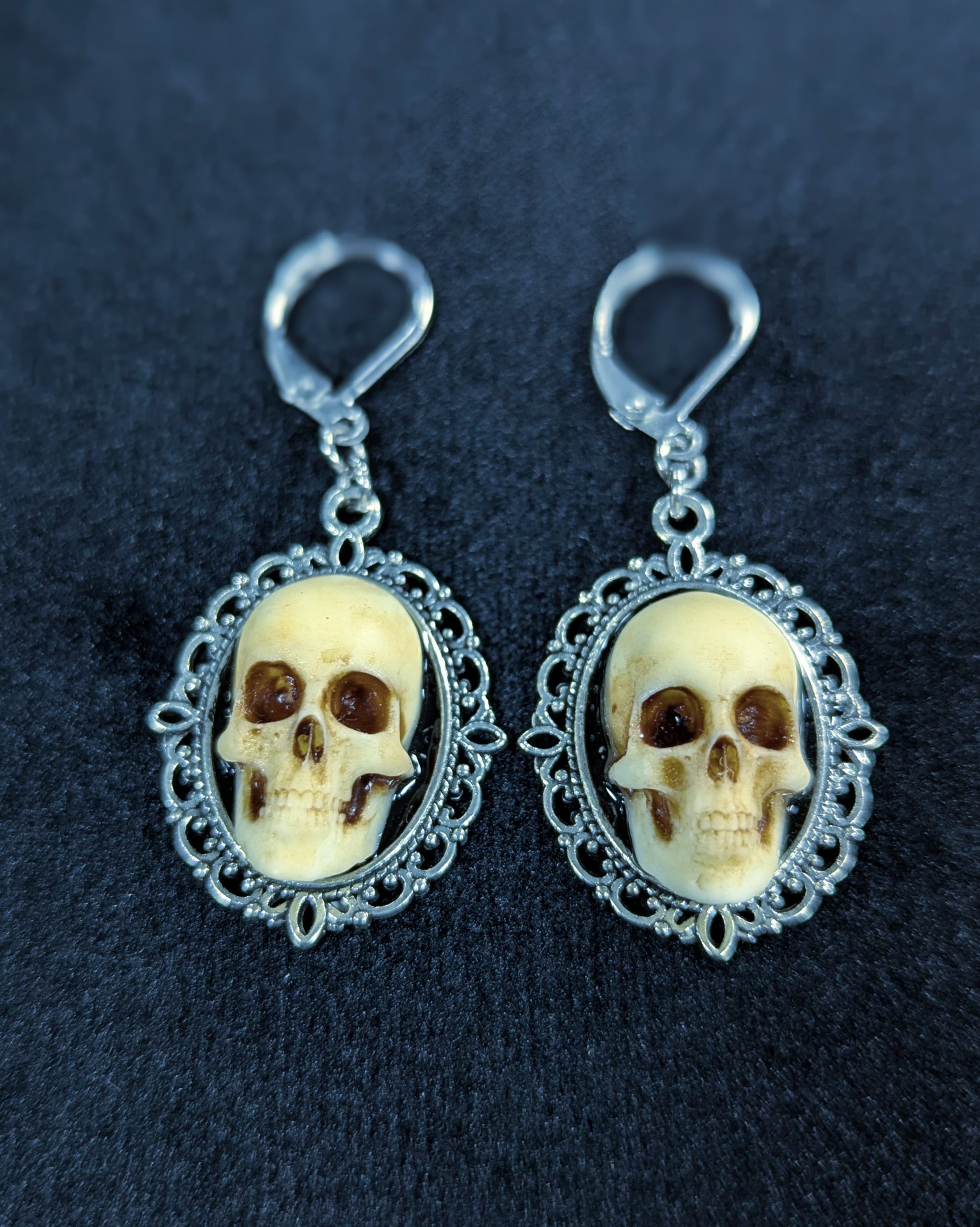 Mystery Creation Camee Ohrringe Totenschädel natur
