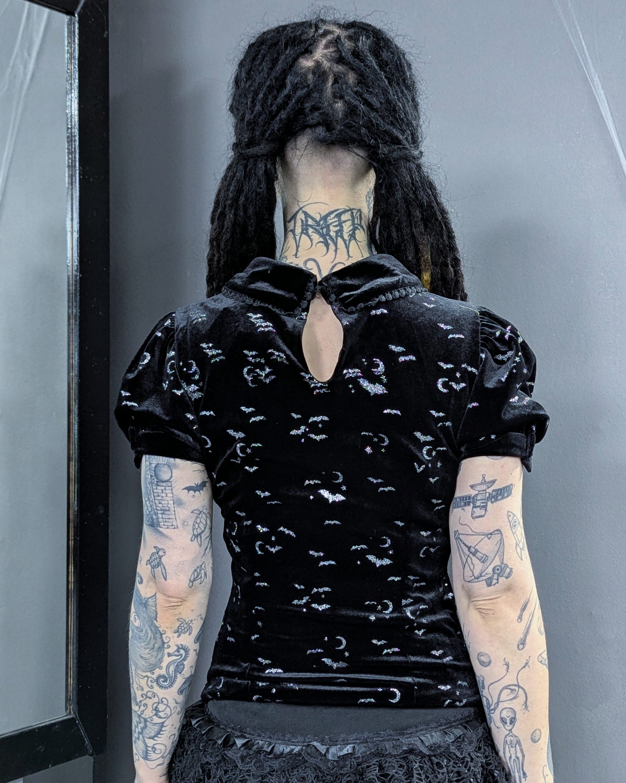 Collectif Glitter Bats Top with Collar – Bild 3