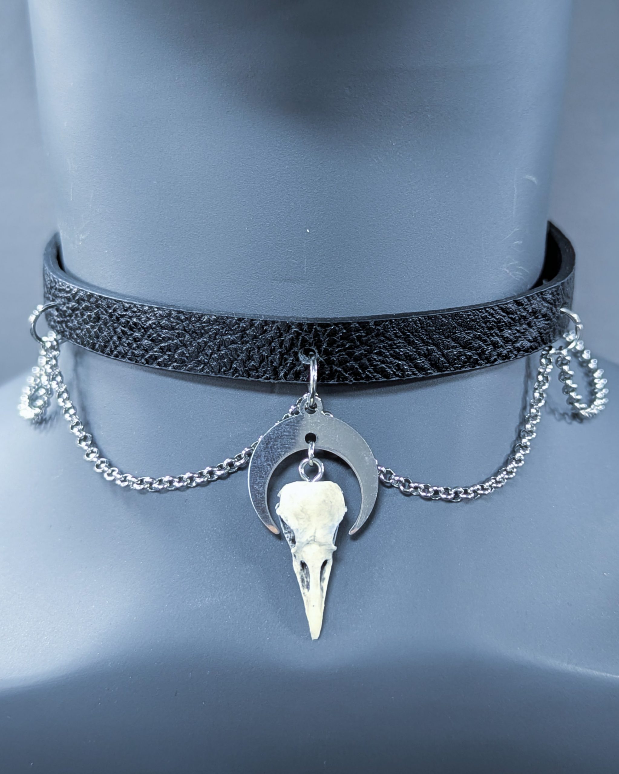 Mystery Creation Choker Raven Moon mit Ketten weiß
