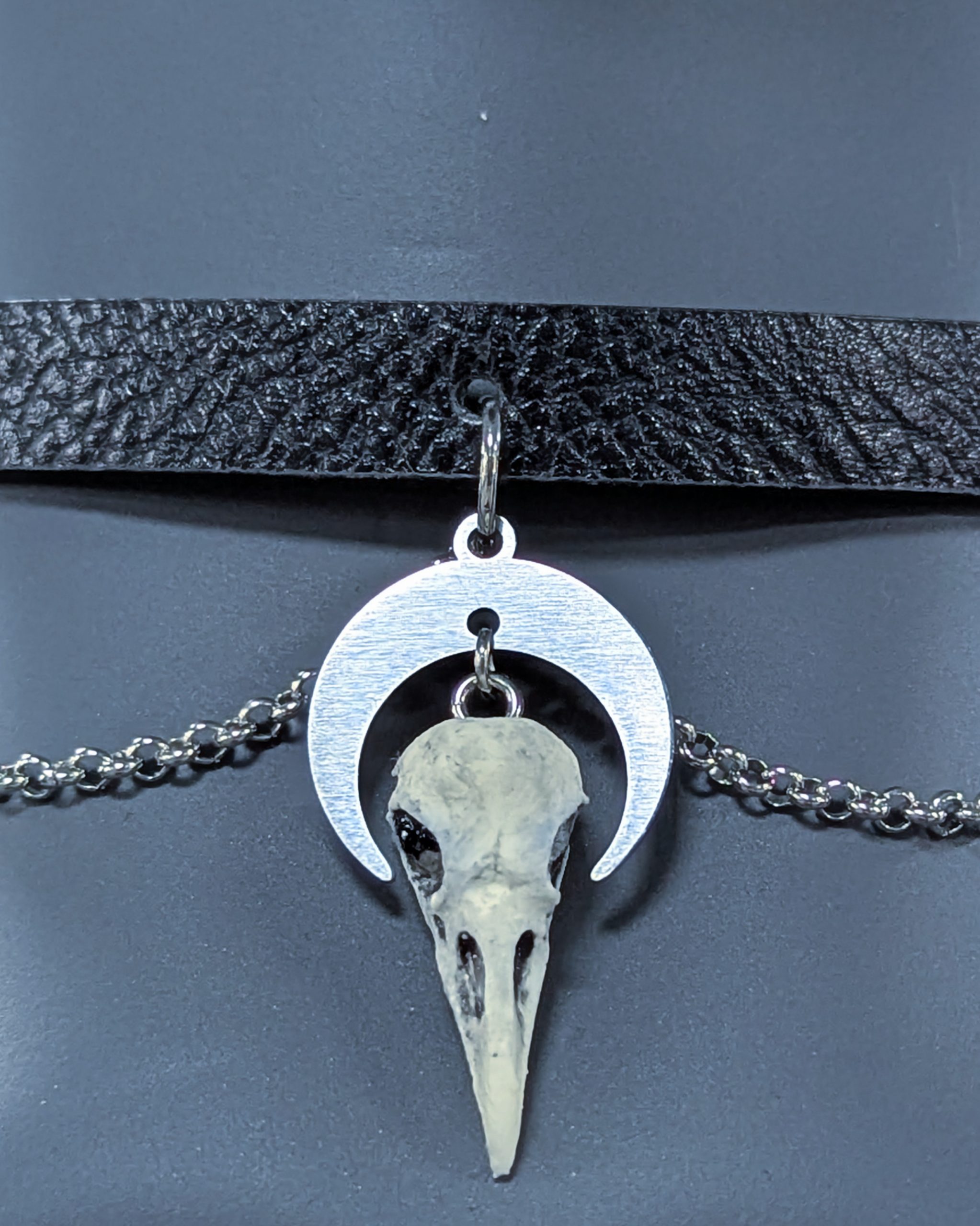 Mystery Creation Choker Raven Moon mit Ketten weiß – Bild 3