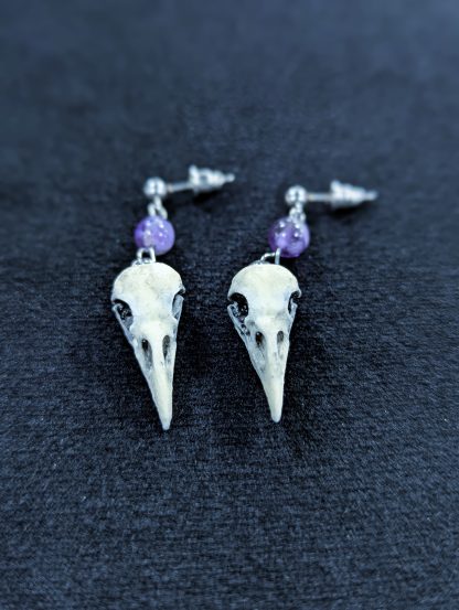 Mystery Creation Ohrringe Amethyst Rabenschädel weiß - Image 3