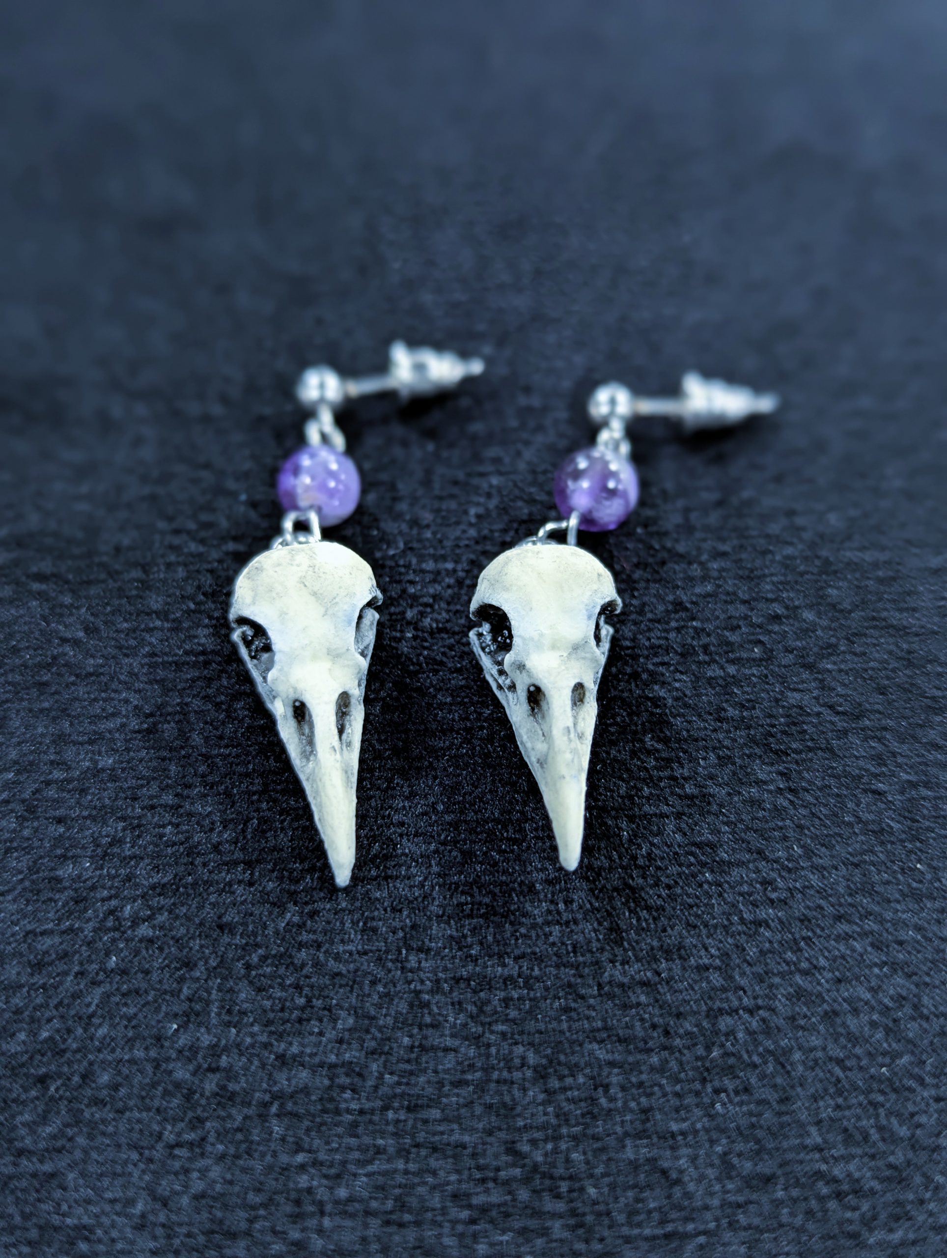 Mystery Creation Ohrringe Amethyst Rabenschädel weiß – Bild 3