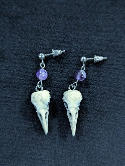 Mystery Creation Ohrringe Amethyst Rabenschädel weiß - Image 2